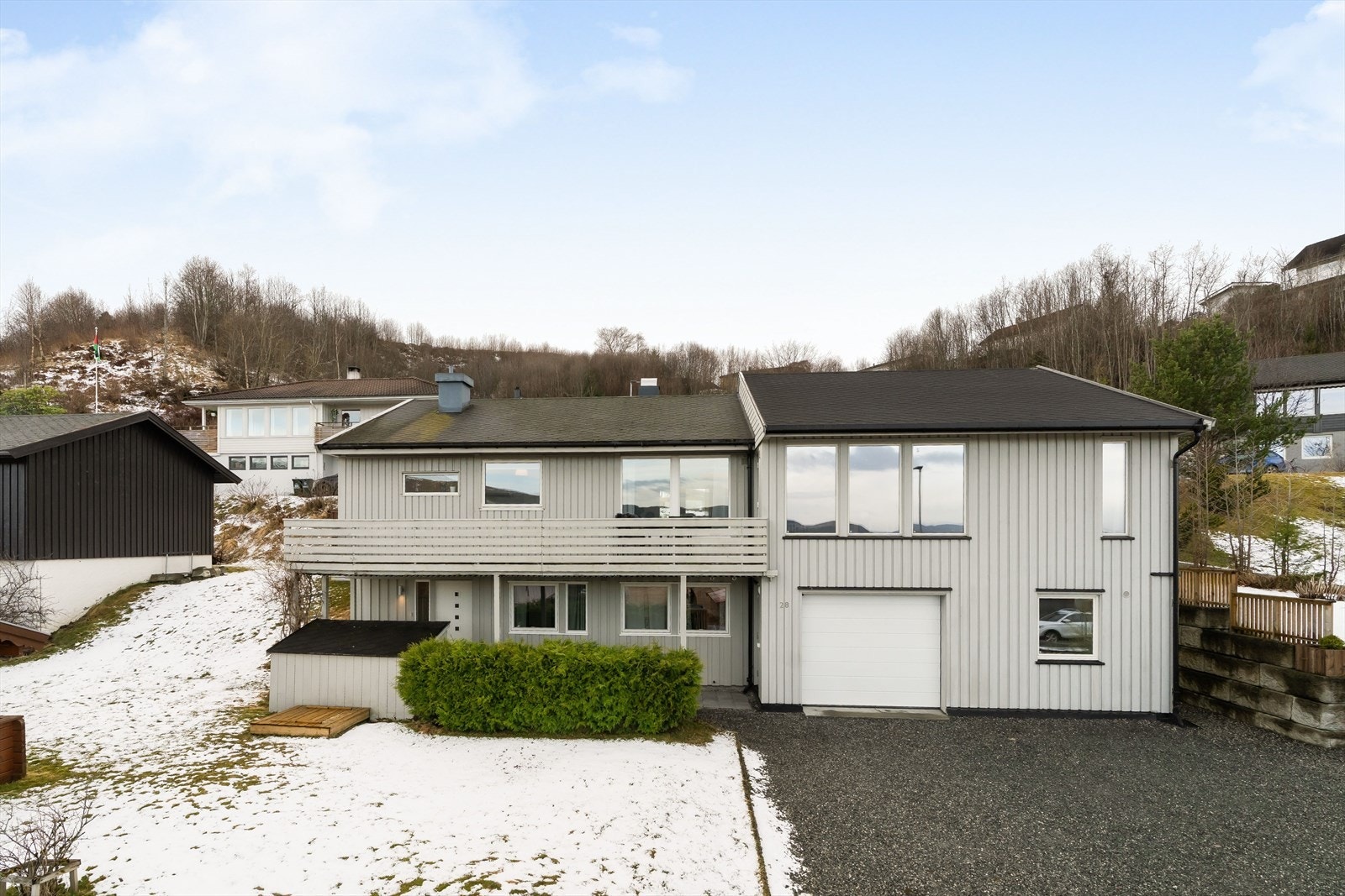 Dette er en innholdsrik enebolig på 236m² med utleiedel i et rolig og barnevennlig område! Galleribilde