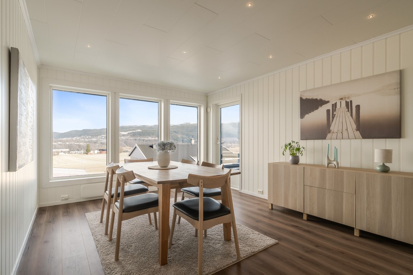 Fra stuen har du utgang til et altan. Galleribilde