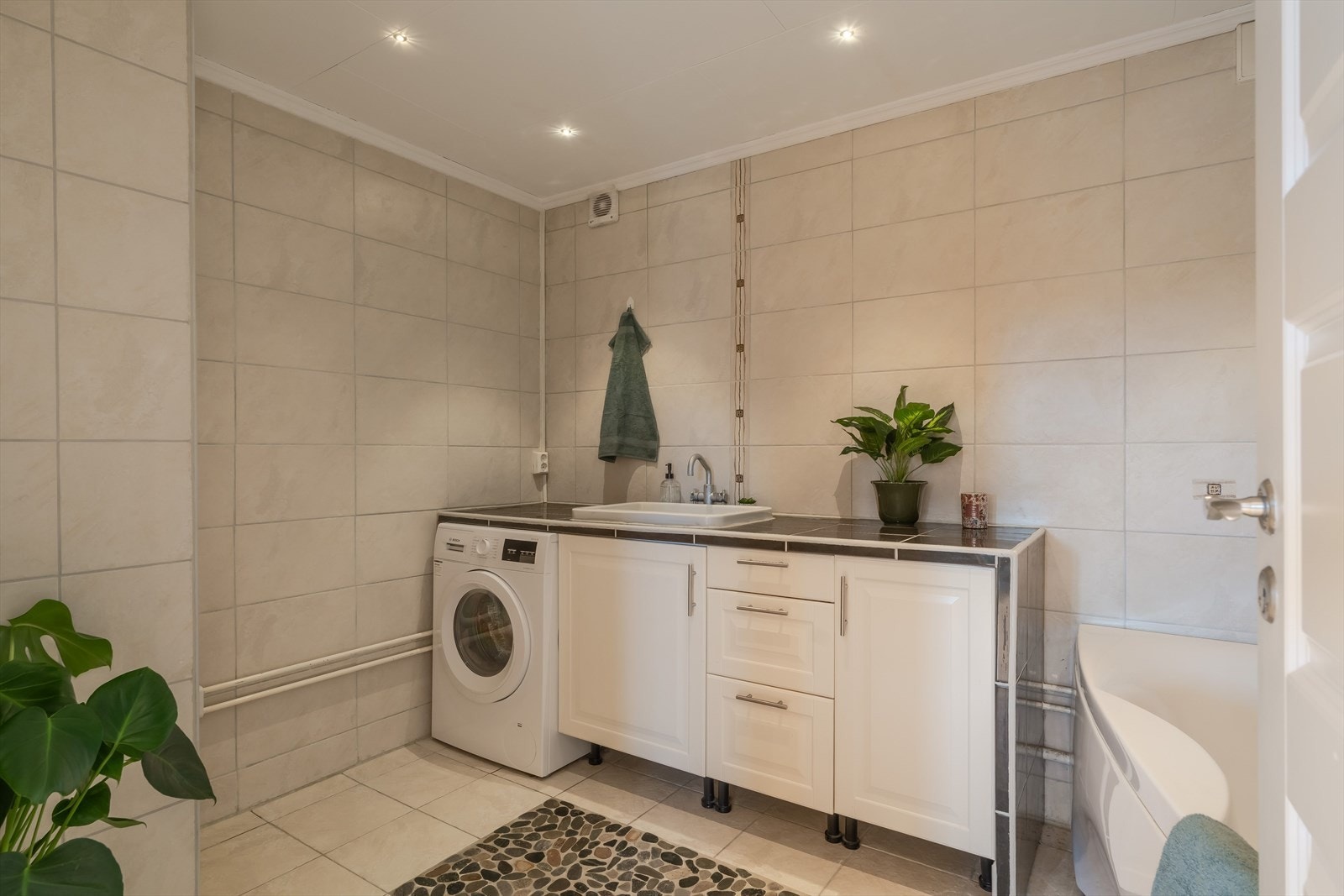 I sokkelen finner du et romslig vaskerom/bad på ca. 8m². Galleribilde