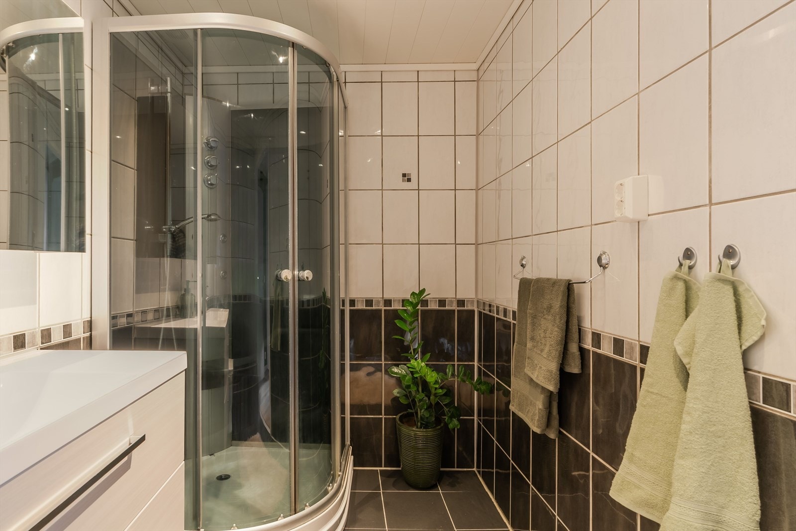 Badet er på ca. 5m² og har flislagte vegger og malt panel på innvendig tak. Galleribilde