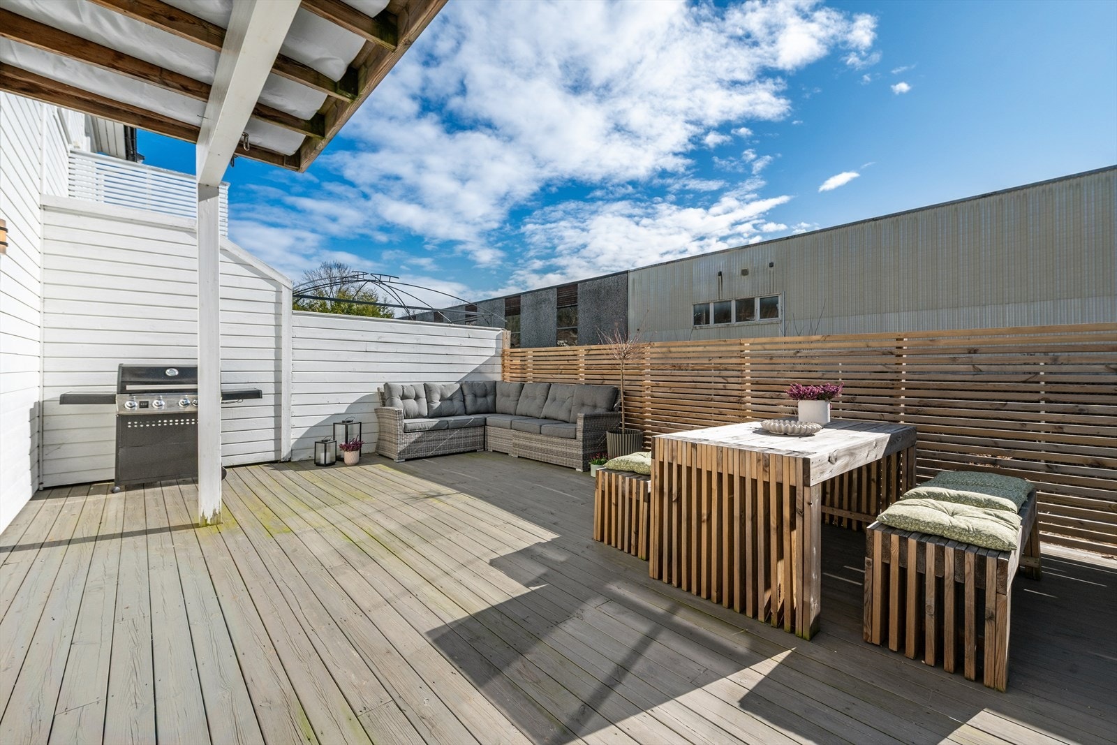 Den store terrassen er en forlengelse av stuen på sommerstid, med god plass til både spise- og sittegruppe. Galleribilde