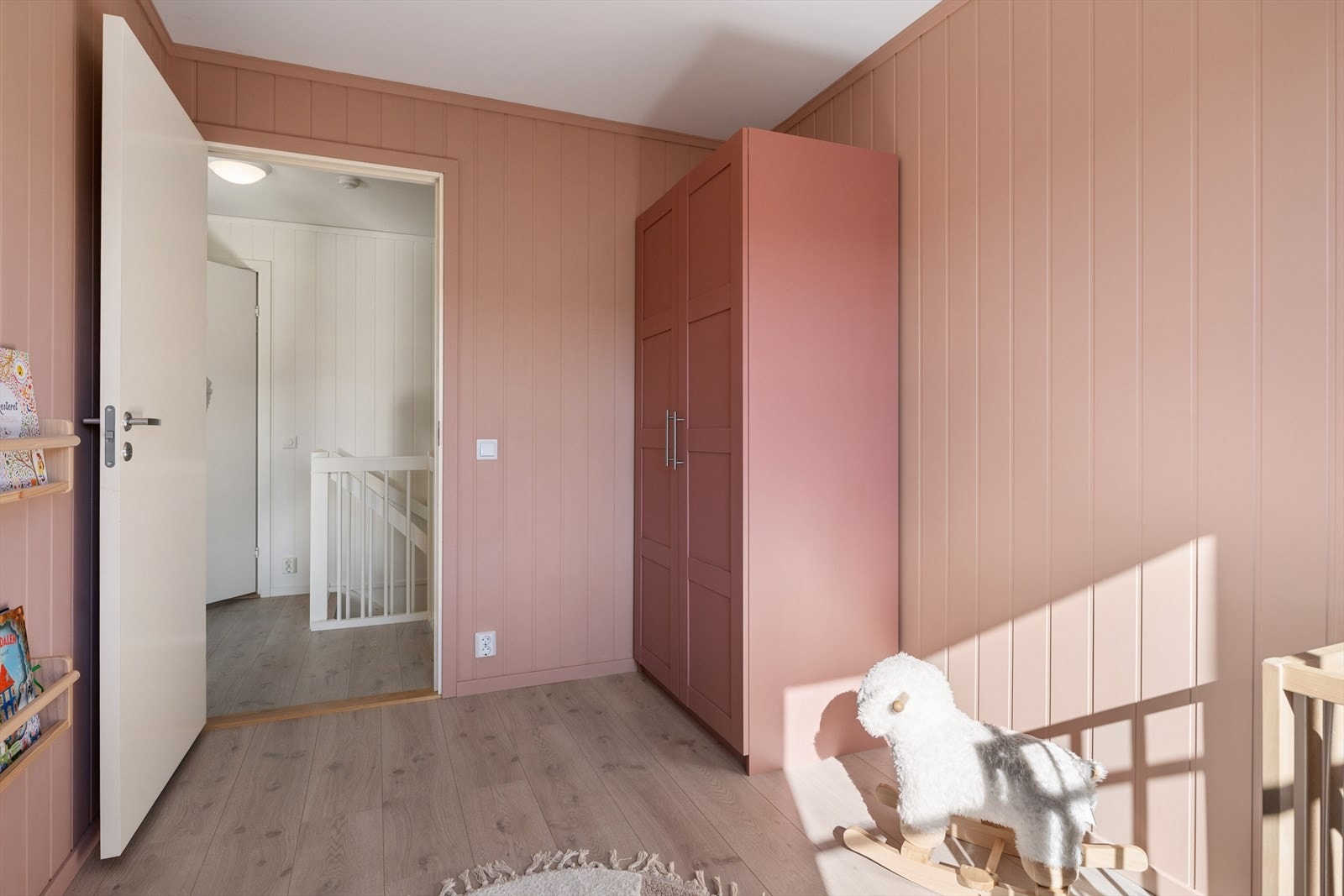 Vi starter i det ene av etasjens tre soverom, alle med laminatgulv og malte panelvegger. Galleribilde