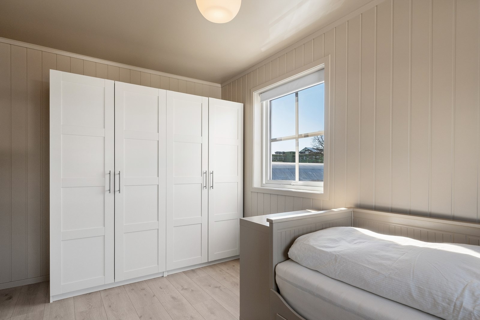 Her er det god plass til en stor garderobeløsning langs den ene veggen. Galleribilde