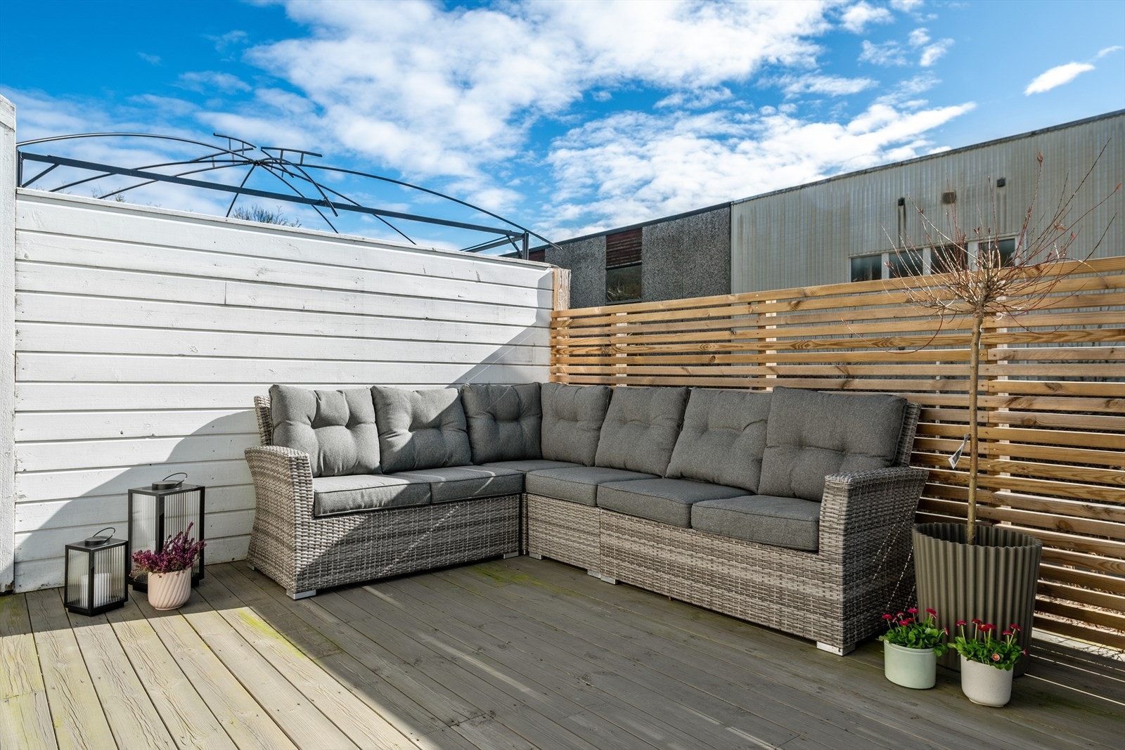 Hjørnet av terrassen er perfekt for en loungegruppe, skjermet av levegger. Galleribilde