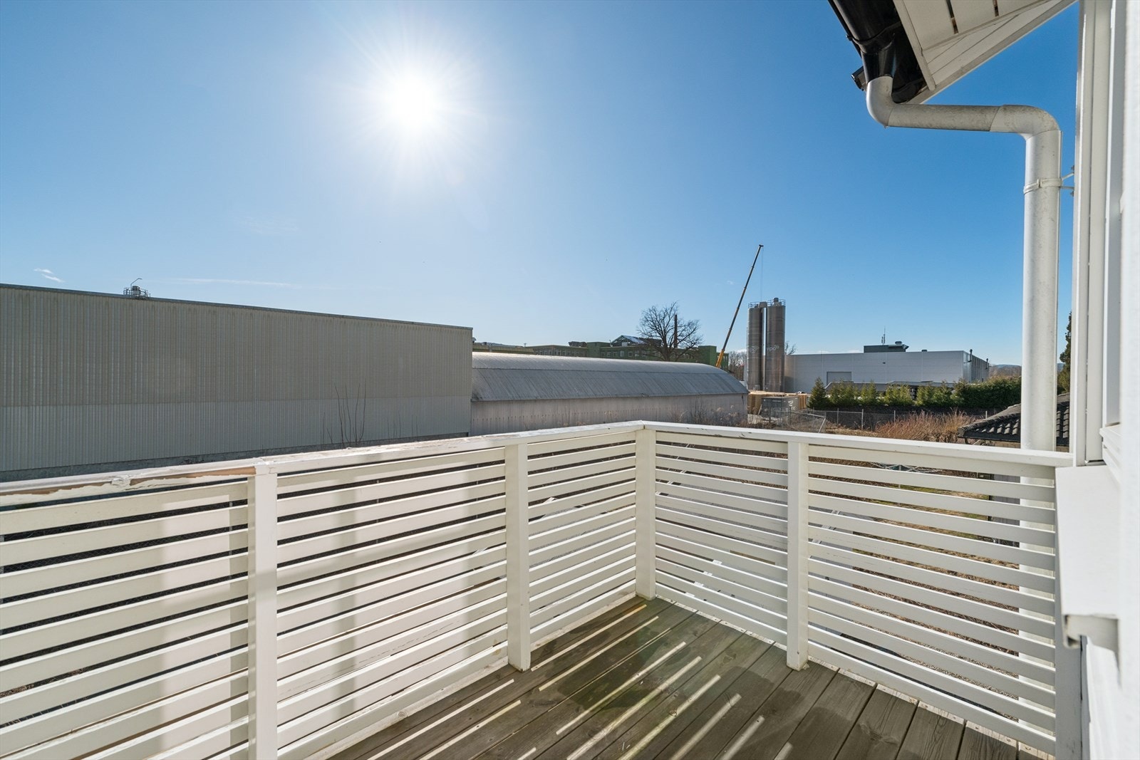 Verandaen i andre etasje er en fin, privat uteplass med plass til en liten sittegruppe. Galleribilde