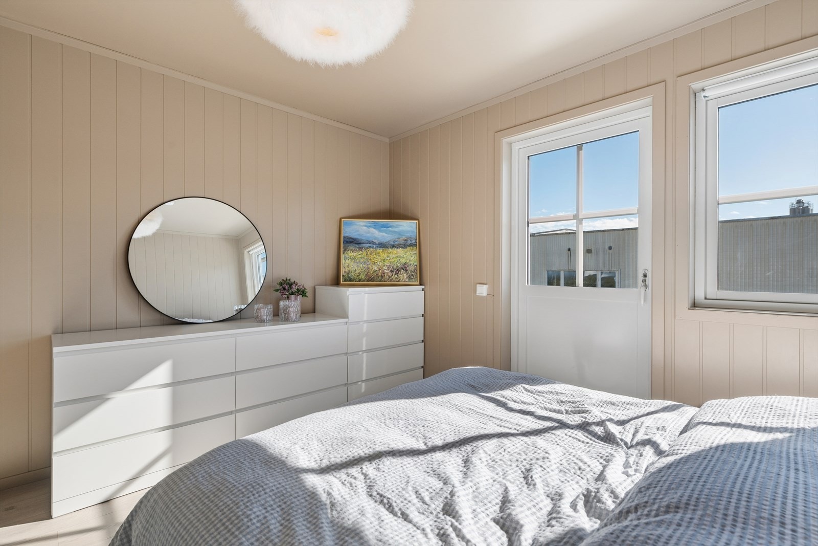 Her er det god plass til dobbeltseng og tilhørende garderobeløsning. Galleribilde