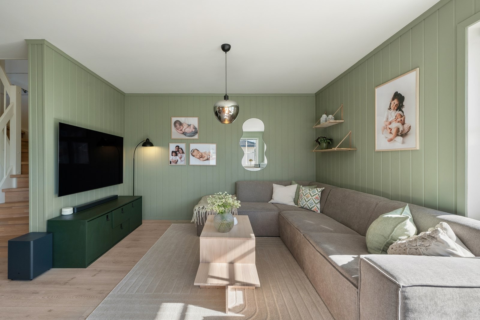 Den fleksible planløsningen gir rom for flere møbleringssoner, som en egen TV-krok. Galleribilde