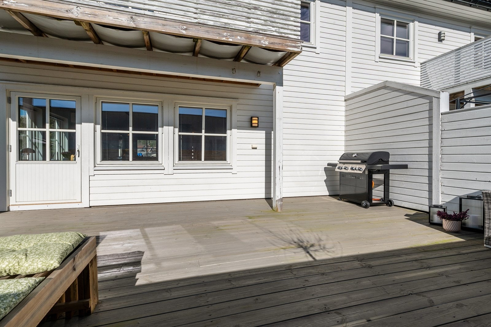 Direkte utgang fra stuen gjør det enkelt å ta med seg måltidene ut. Galleribilde