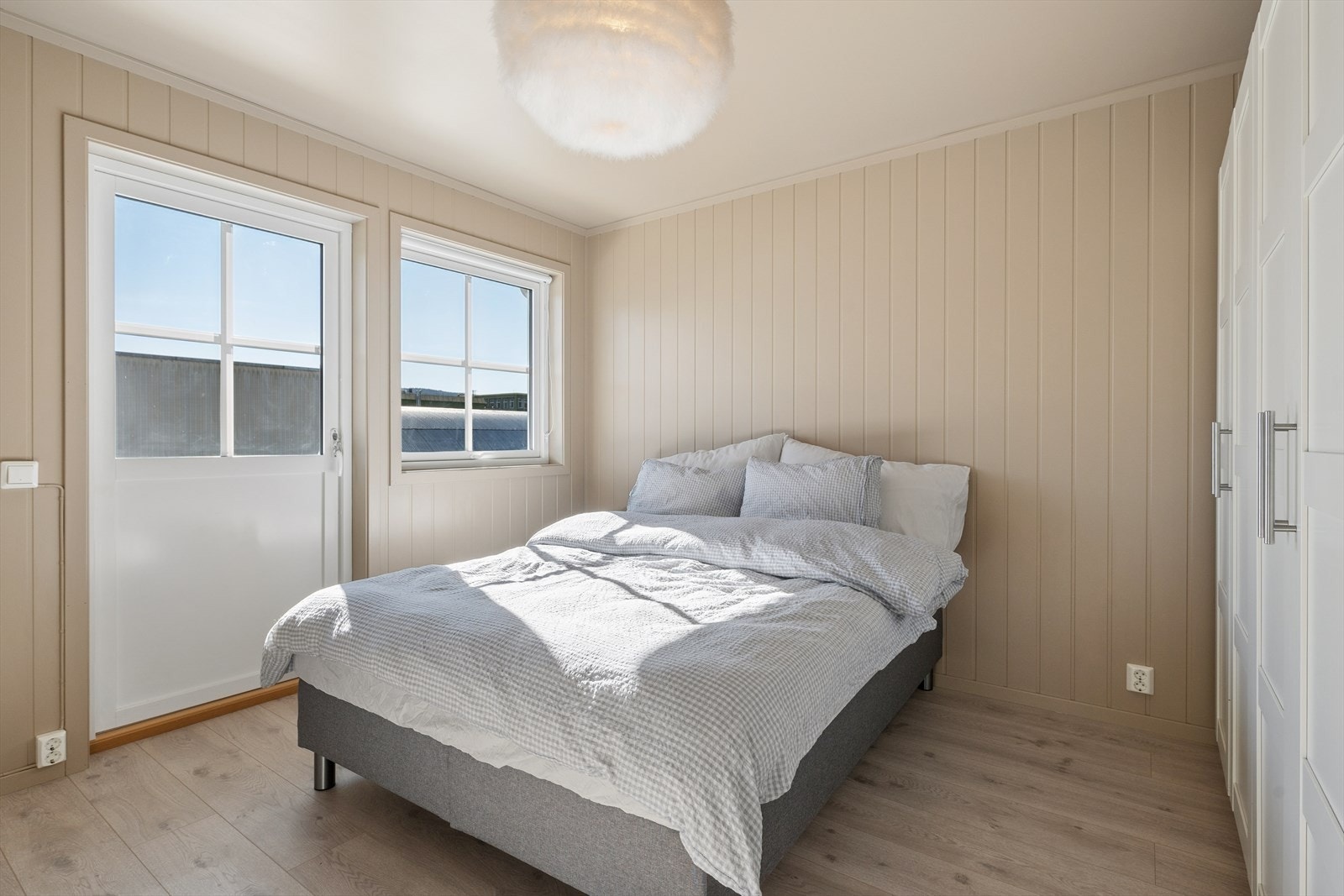 Hovedsoverommet har direkte utgang til veranda. Galleribilde