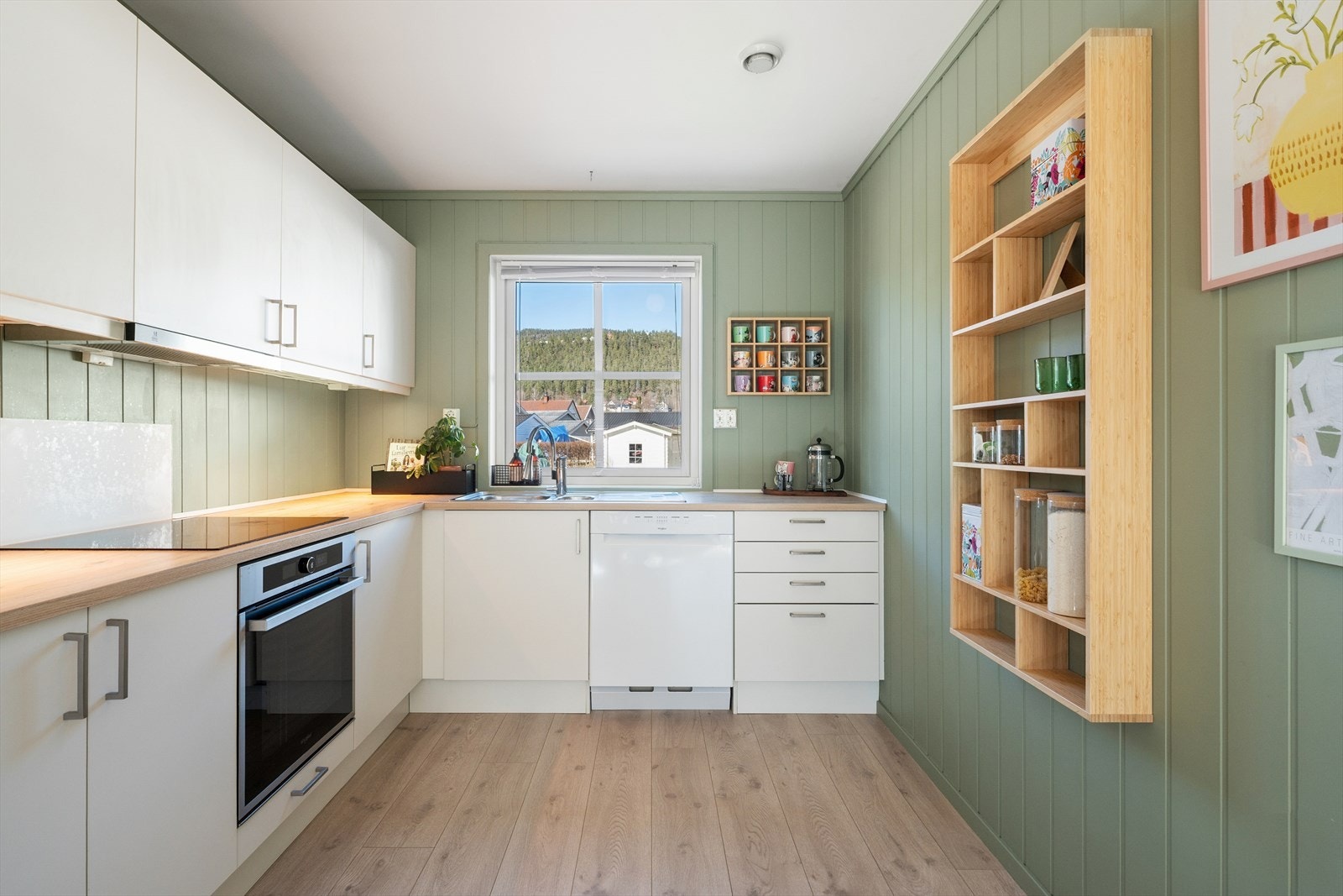 Vinduet over kjøkkenbenken gir godt arbeidslys og utsyn mens man lager mat. Galleribilde