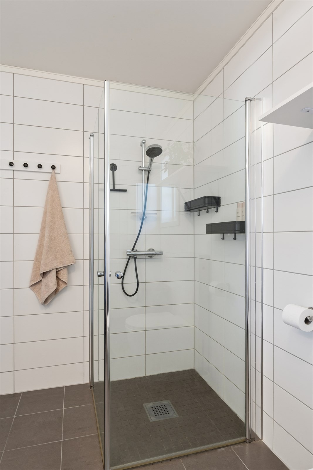 Dusjhjørne med innfellbare glassdører utnytter plassen effektivt. Galleribilde