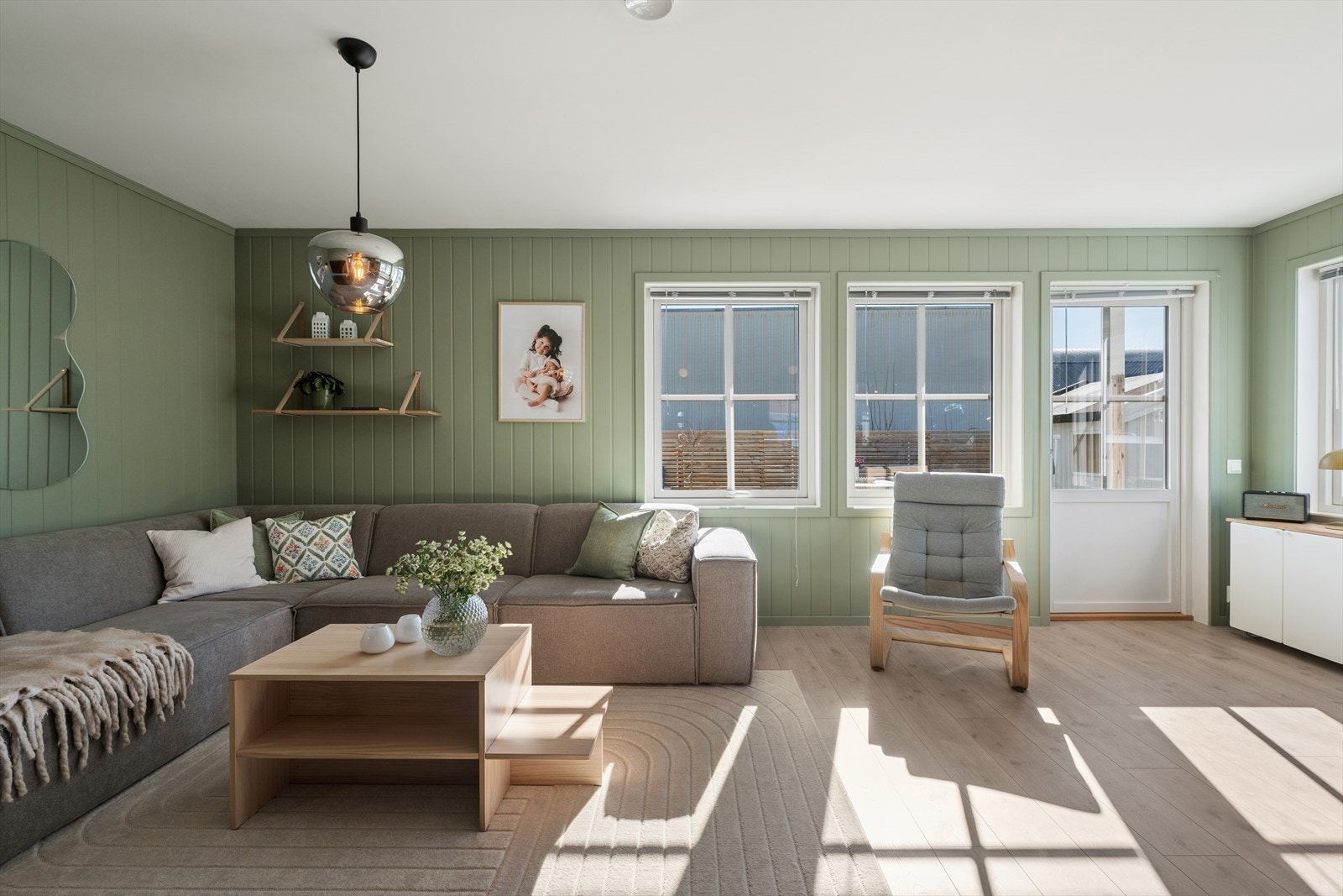 Fra stuen er det direkte utgang til en stor og usjenert terrasse. Galleribilde