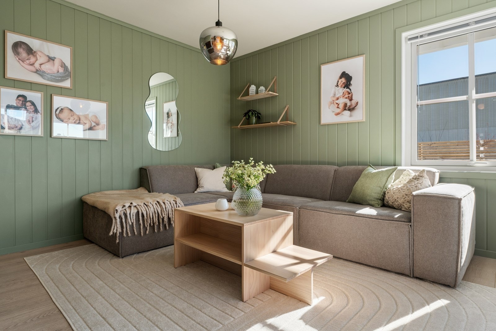 De malte panelveggene skaper en lun og helhetlig ramme rundt oppholdsrommet. Galleribilde