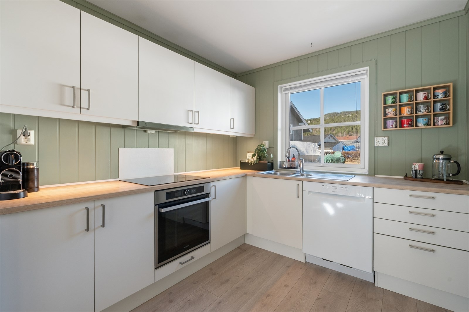 God benke- og skapplass gir rikelig med oppbevaring. Benkeplaten i laminat er slitesterk og enkel å vedlikeholde. Galleribilde