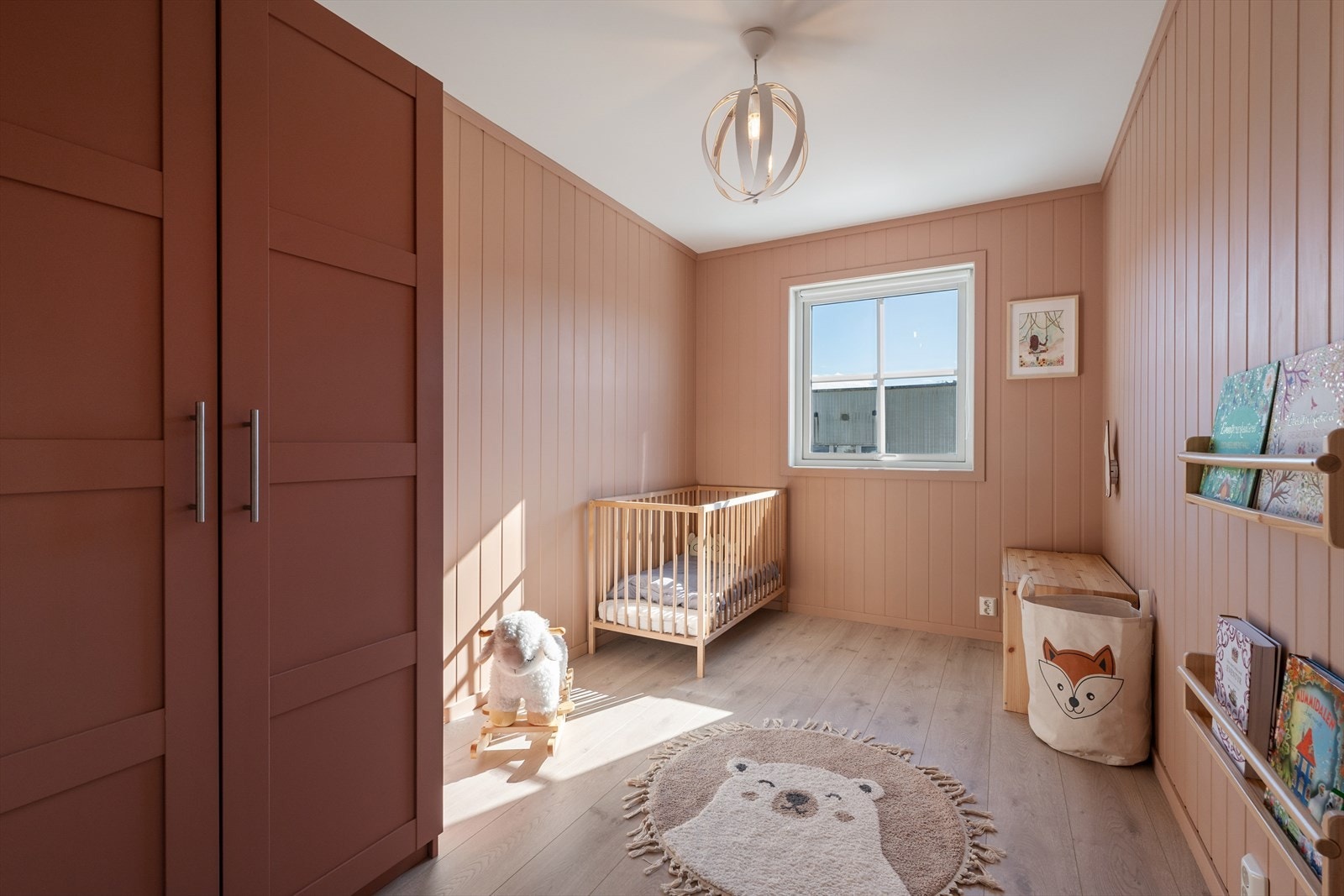 Rommet har plass til seng, garderobeskap og en liten lekekrok. Galleribilde