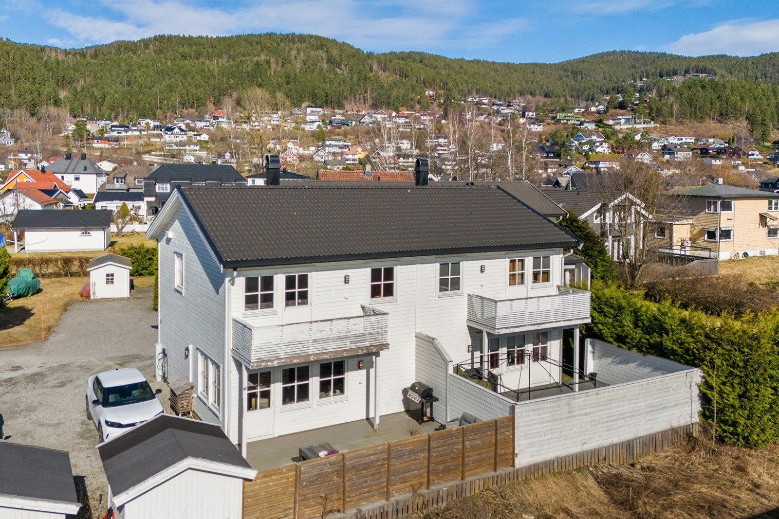 Velkommen til denne innholdsrike og familievennlige tomannsboligen. Galleribilde