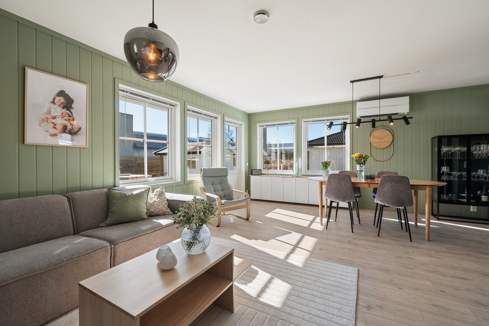 Hovedetasjen har en åpen stue- og kjøkkenløsning med gjennomgående laminatgulv og panel på veggene. Galleribilde