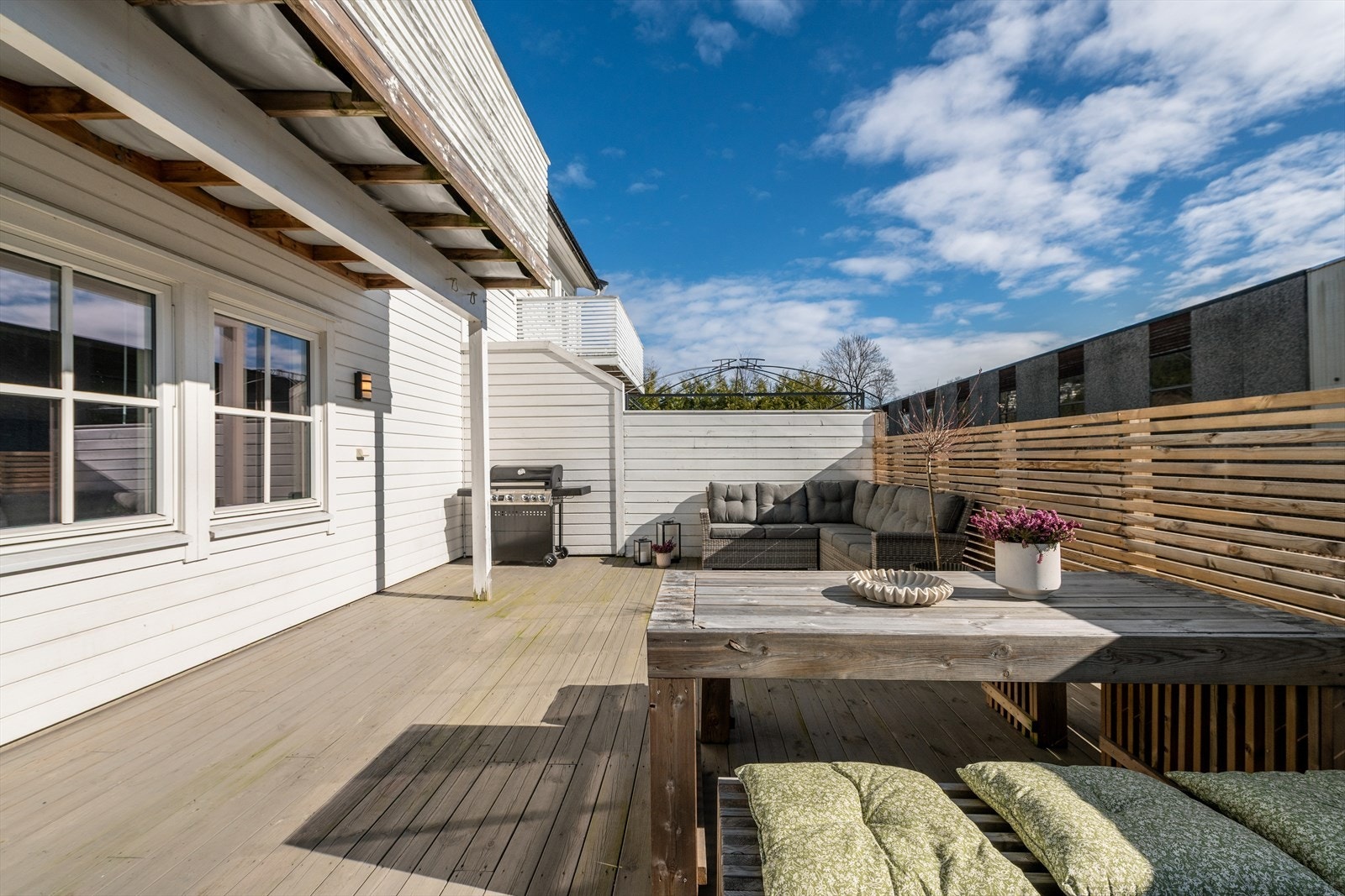 Uteplassen er delvis overbygget, noe som gir ly for vær og vind. Galleribilde