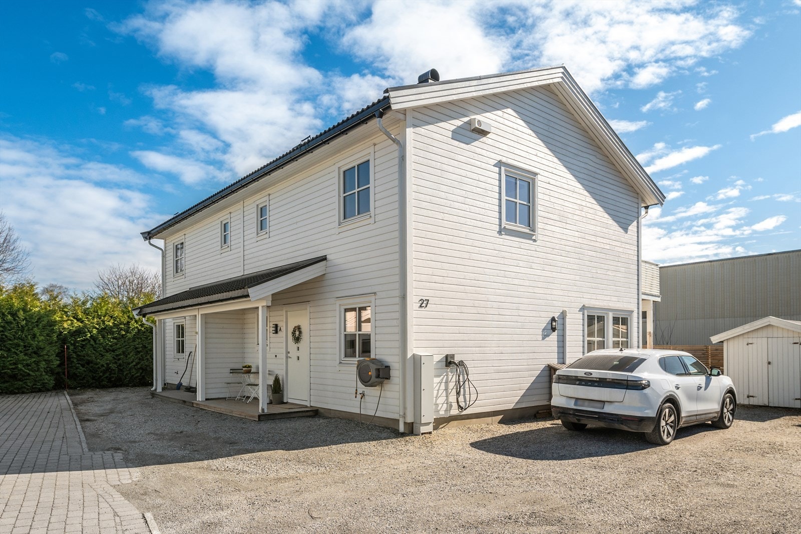 Boligen går over to plan og har flere uteplasser, inkludert en stor terrasse og en balkong i andre etasje. Installert elbil-lader 2025. Galleribilde