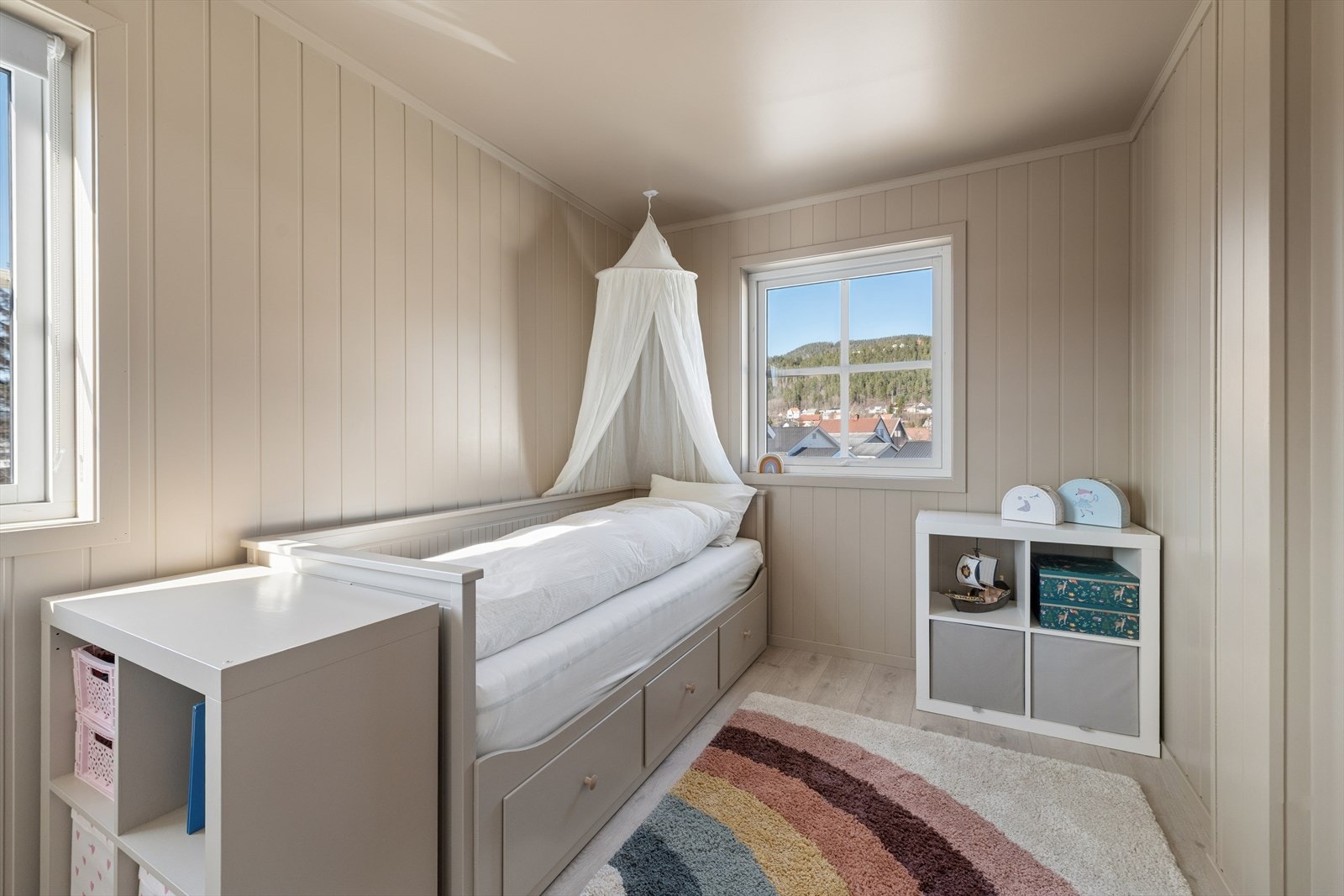 Det andre soverommet er også lyst og romslig, med plass til seng og oppbevaringsmøbler. Galleribilde