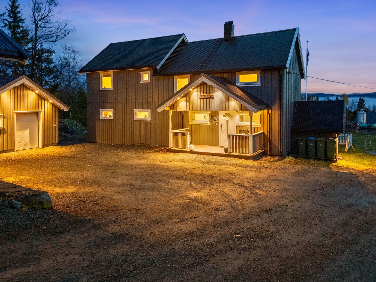 Stor grådsplass. Takvoverbygd inngangsparti. Galleribilde