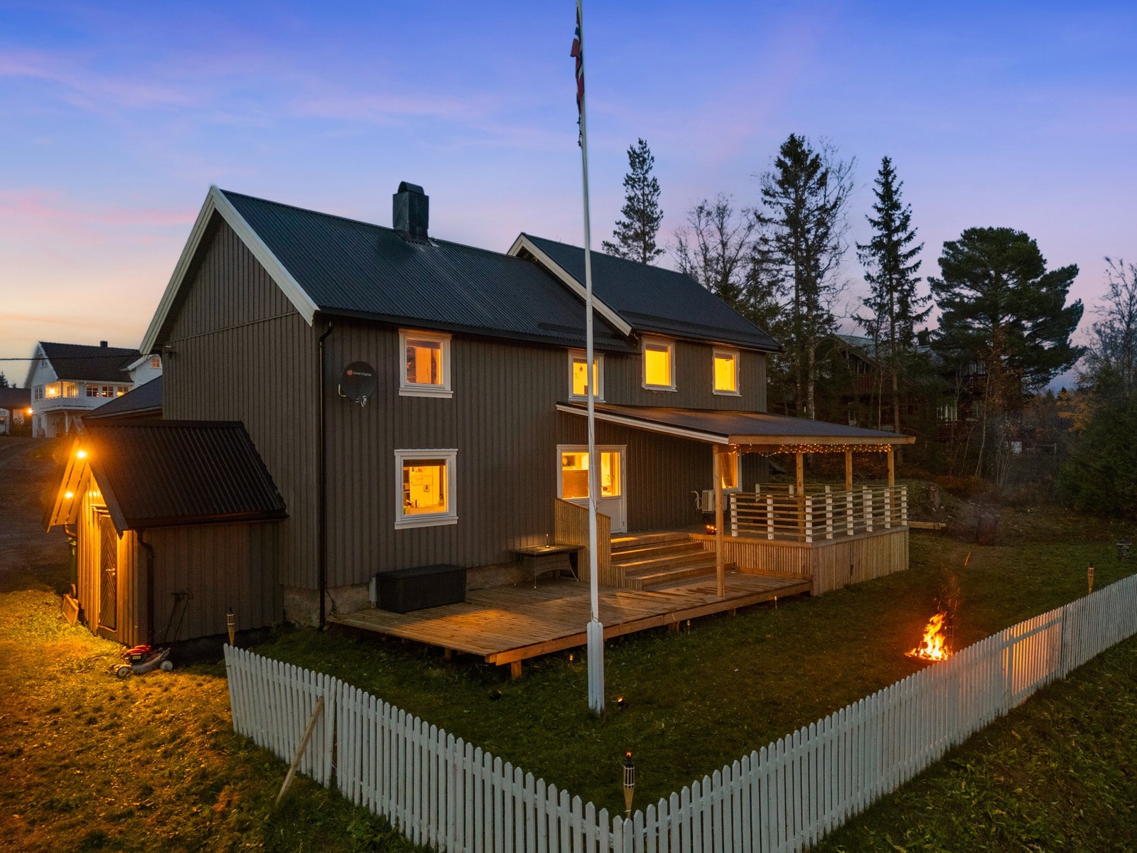 Takoverbygd terrasse og romslig hage. Galleribilde