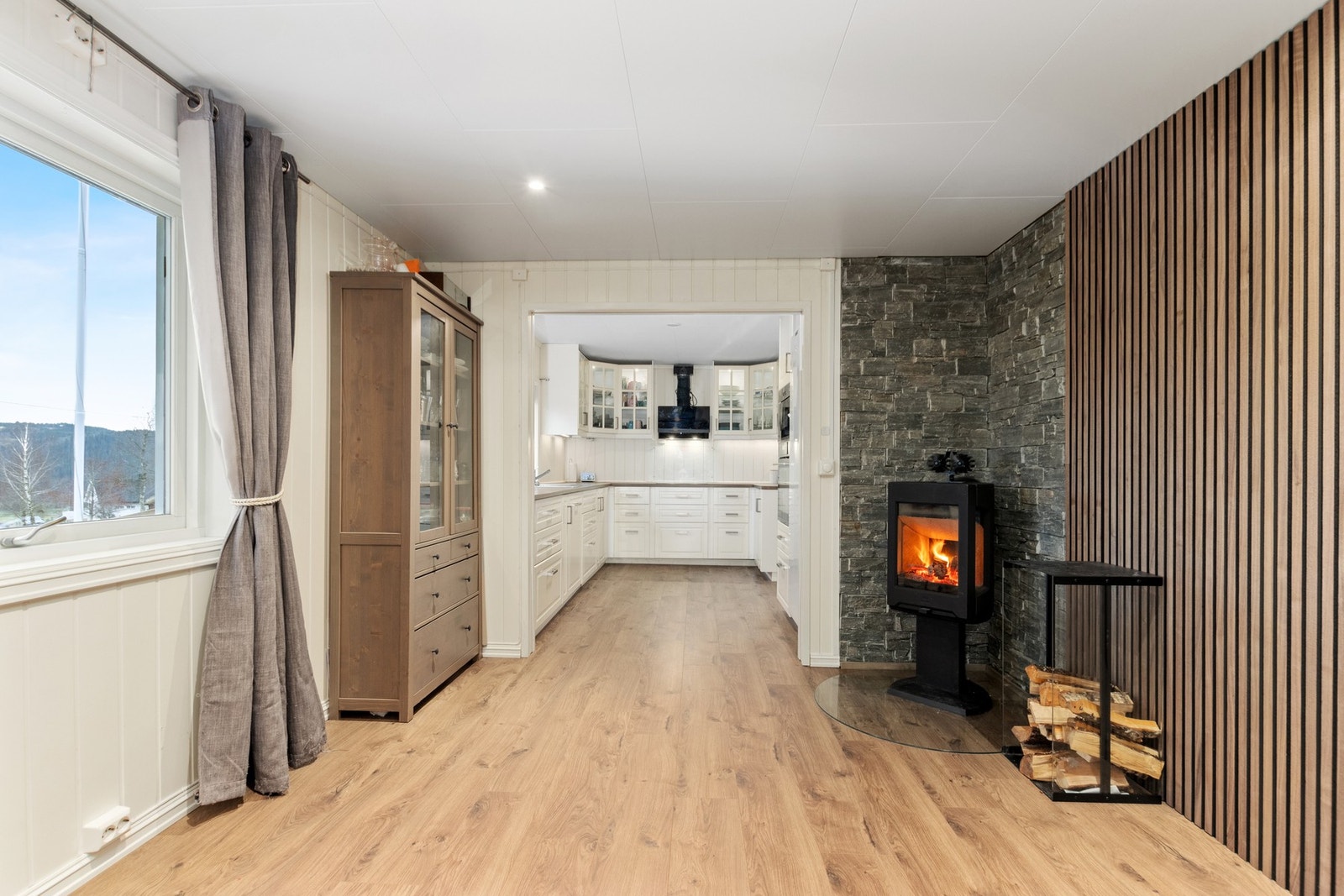 Romslig kjøkken med innebygde hvitevarer. Galleribilde