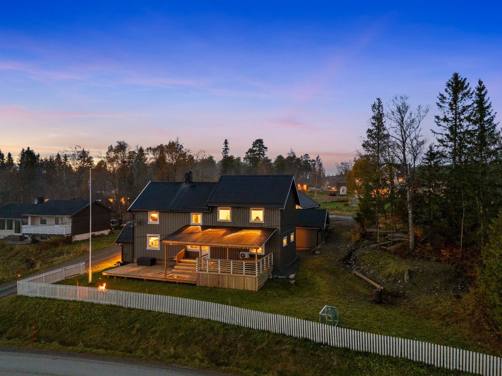 Takoverbygd terrasse og romslig hage. Galleribilde