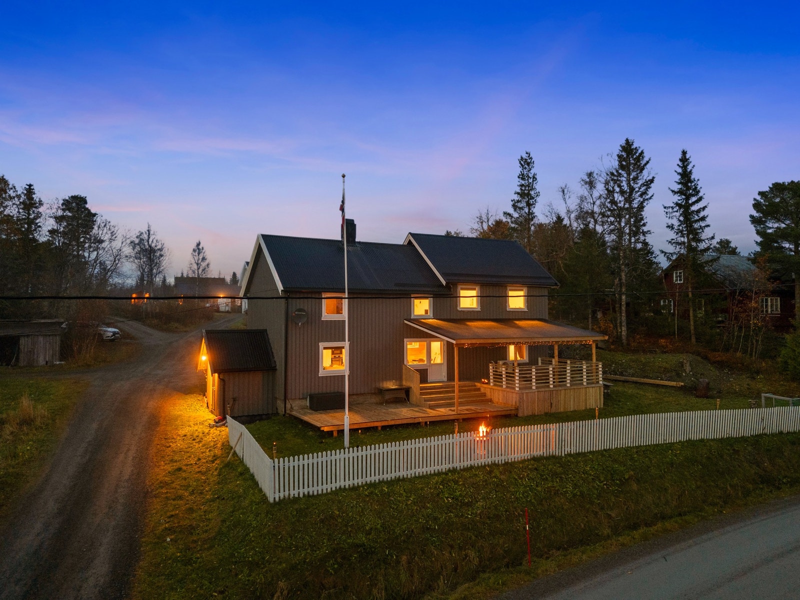 Takoverbygd terrasse og romslig hage. Galleribilde