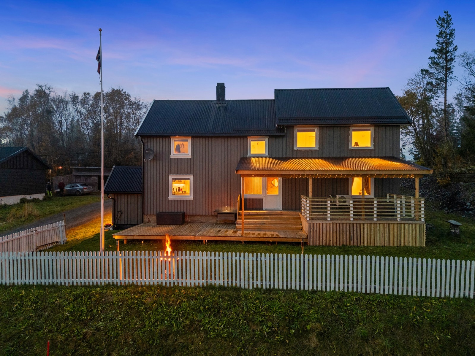 Takoverbygd terrasse og romslig hage. Galleribilde