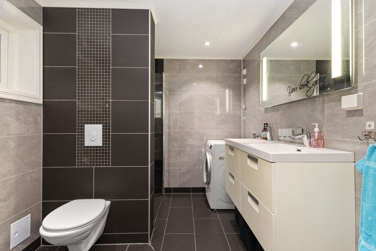 Flott bad/vaskerom. Galleribilde