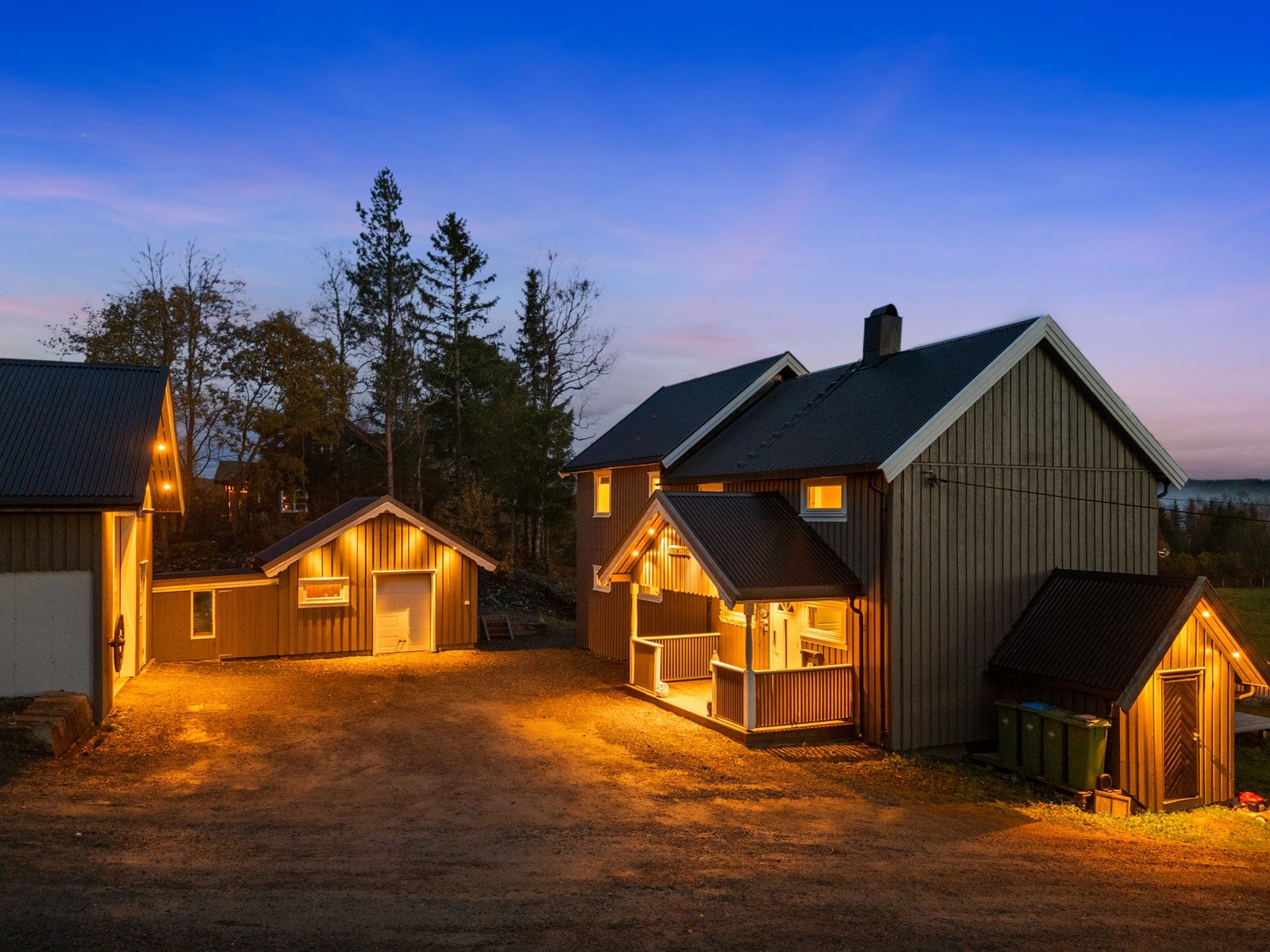 Romslig gårdsplass med ekstra liten garasje der man også har bra lagringsplass. Galleribilde
