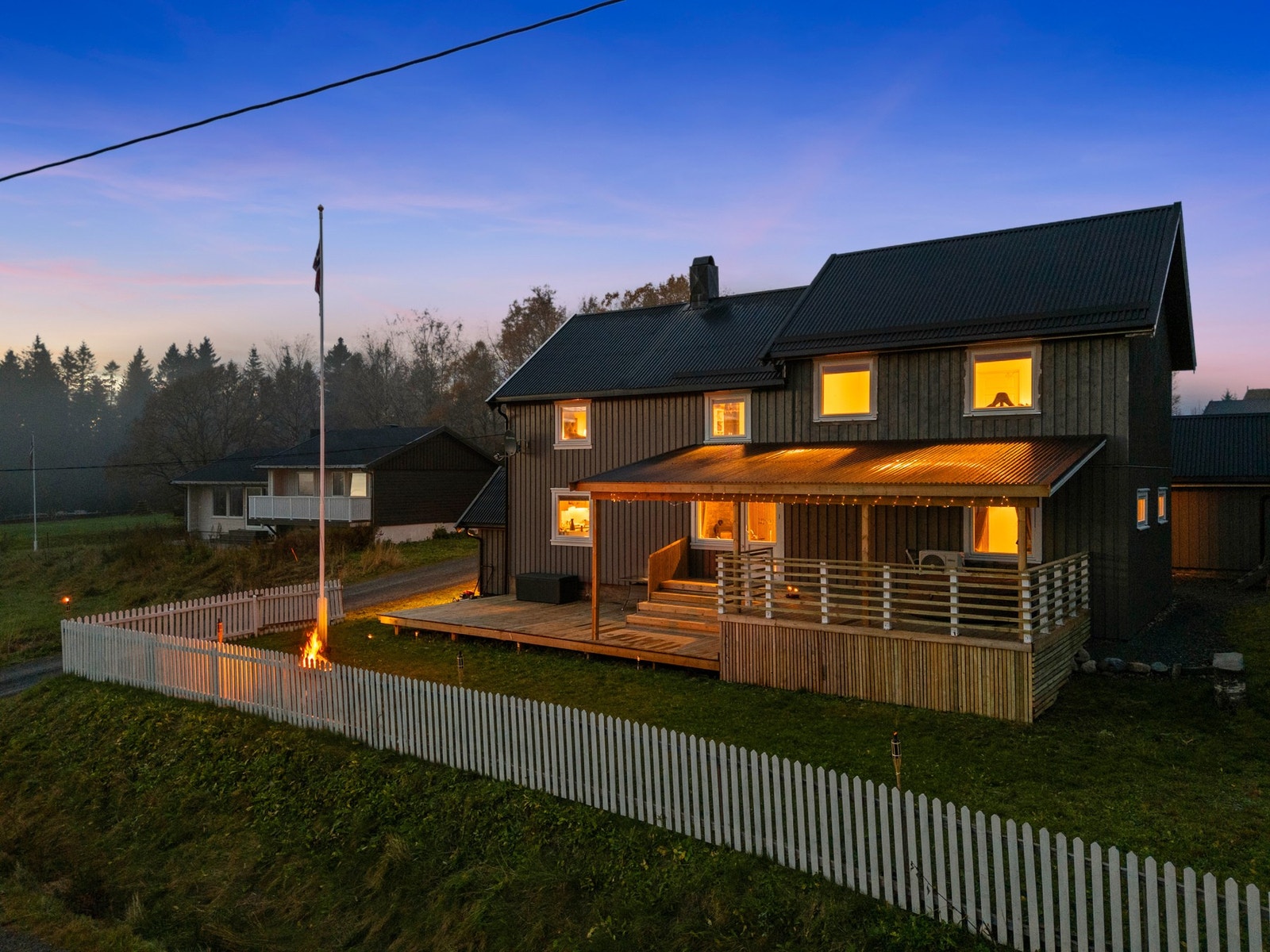 Takoverbygd terrasse og romslig hage. Galleribilde