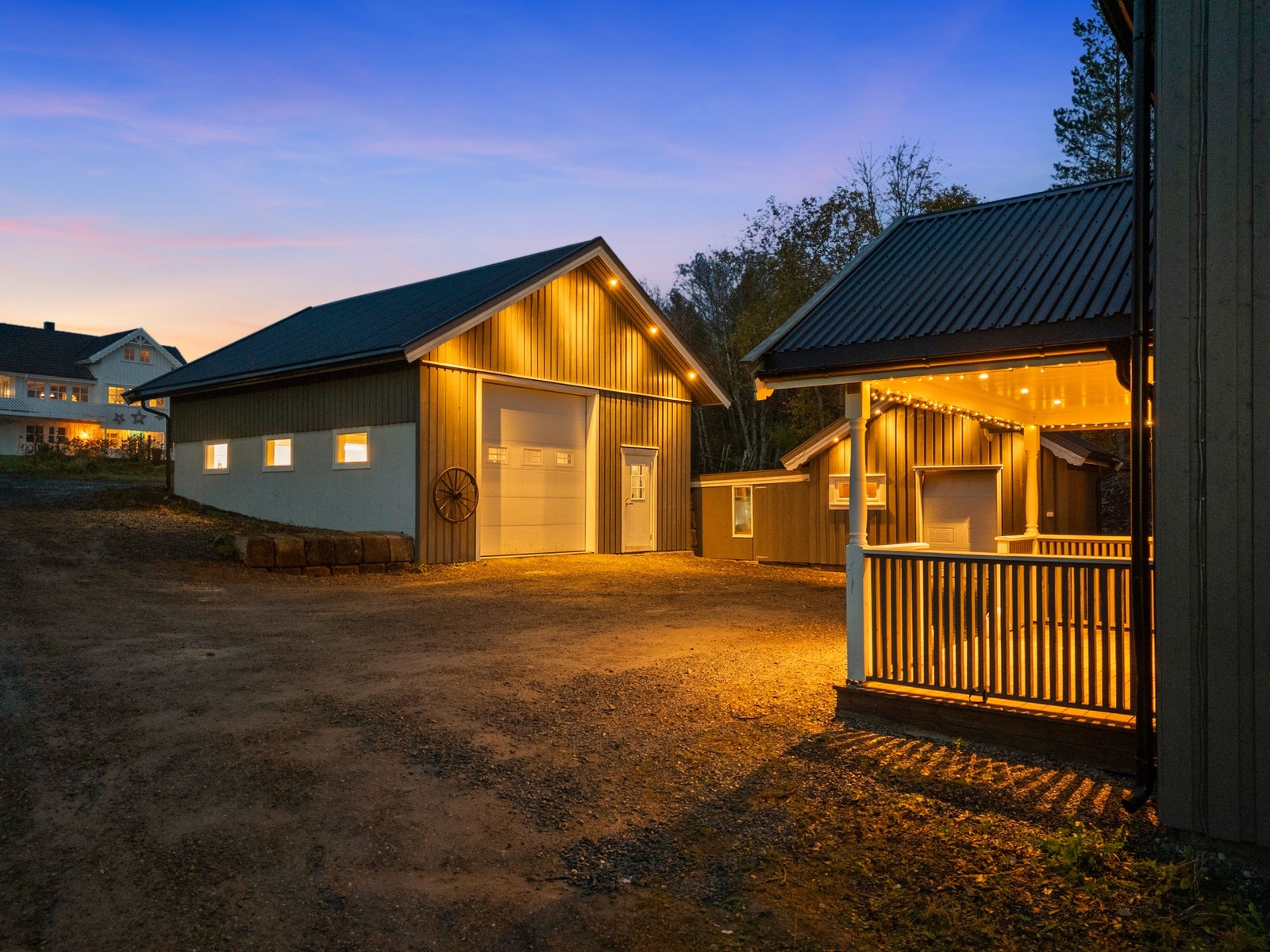 Stor garasje med ekstra høy port. Her kan man kjøre inn "det meste". Galleribilde