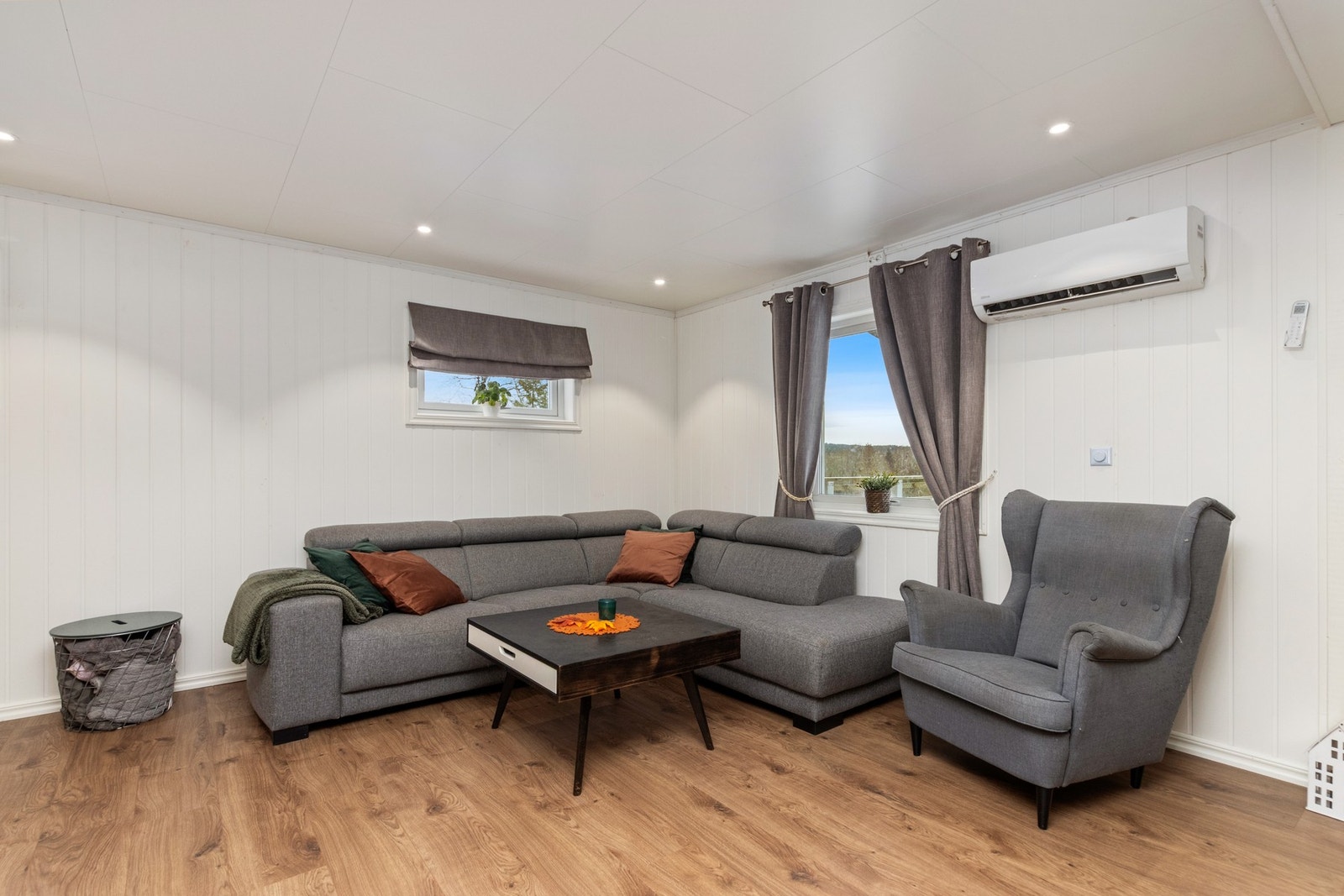 Det er montert både varmepumpe og vedovn. Galleribilde