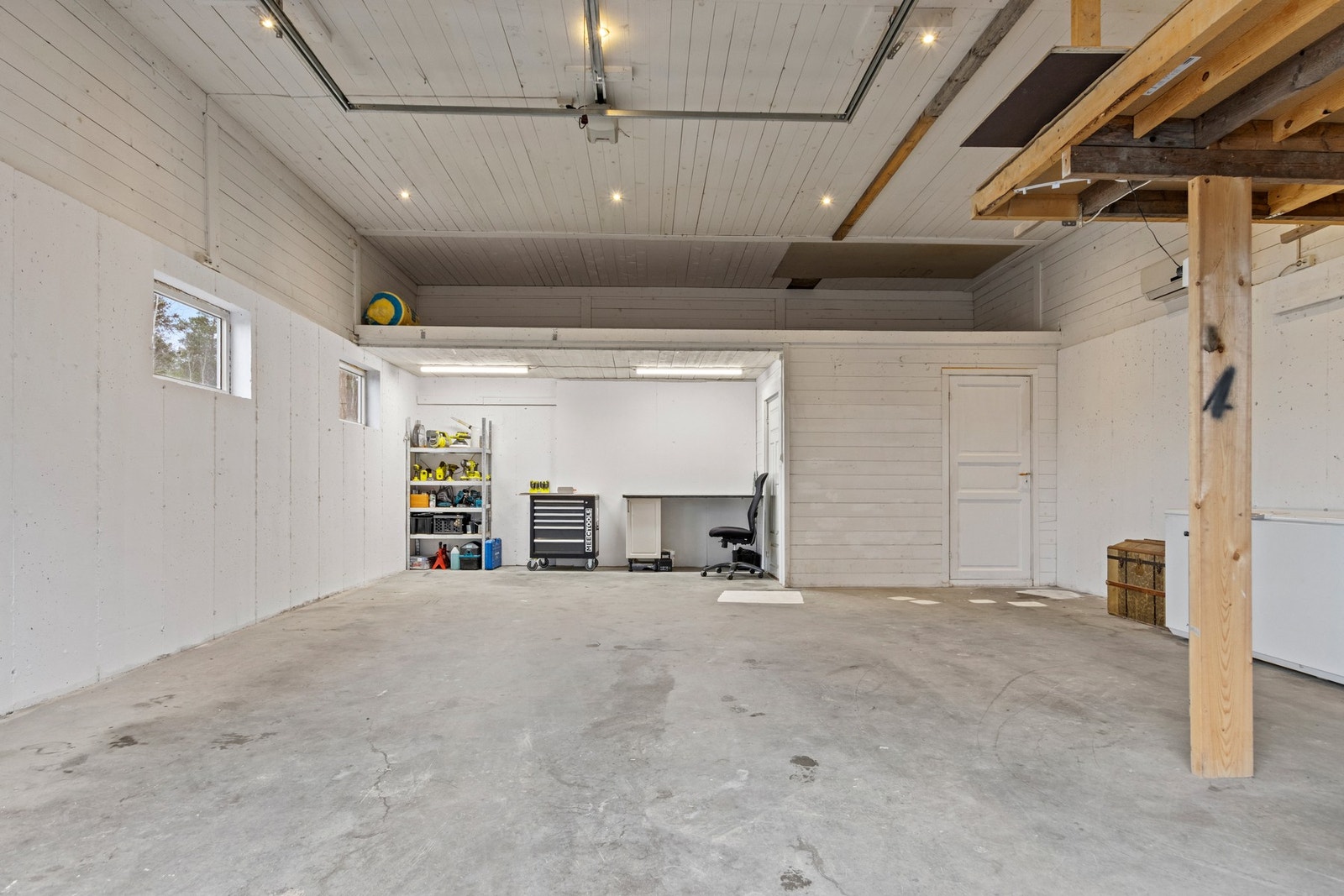 Garasje med bod og hems. Galleribilde