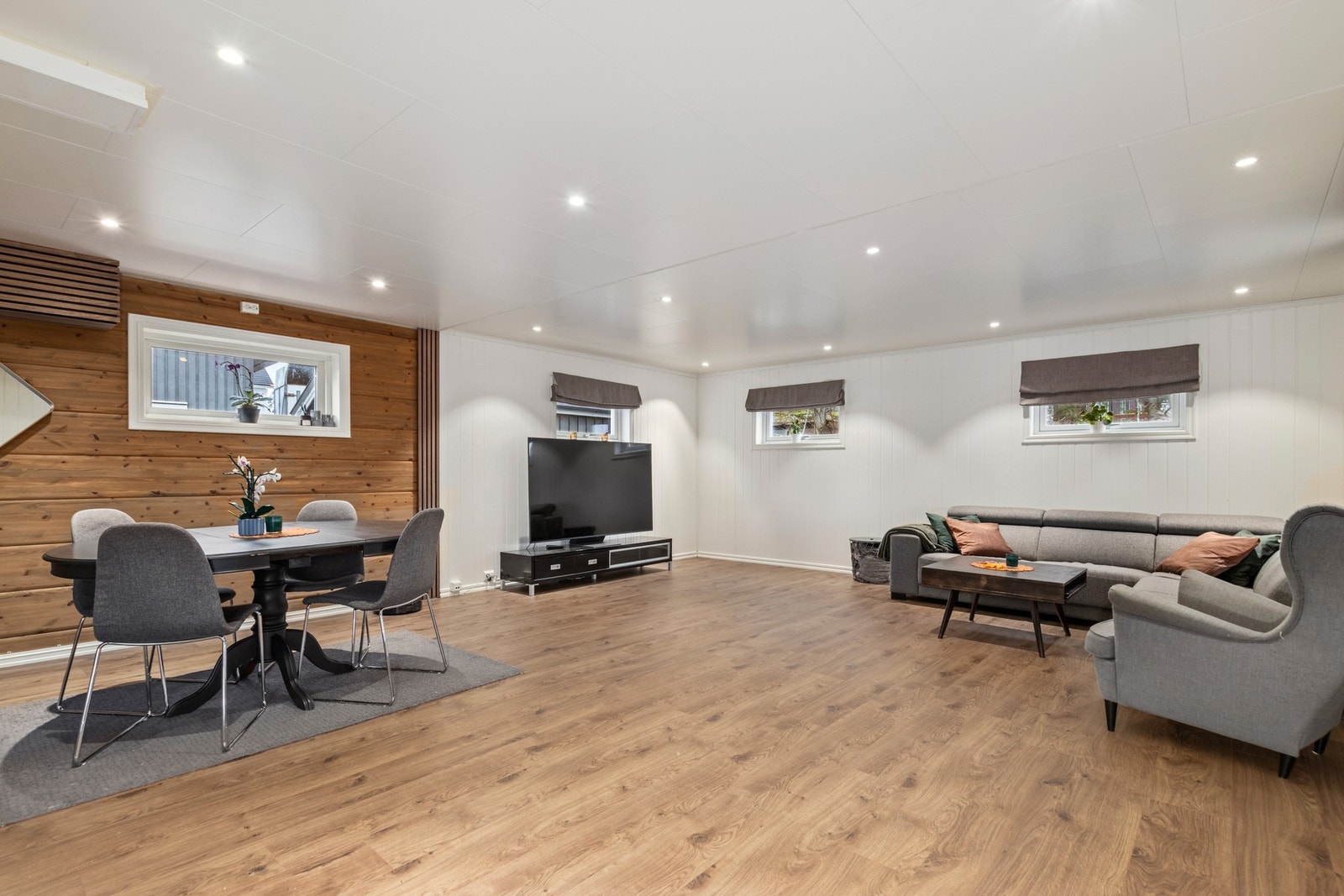 Romslig stue. Galleribilde