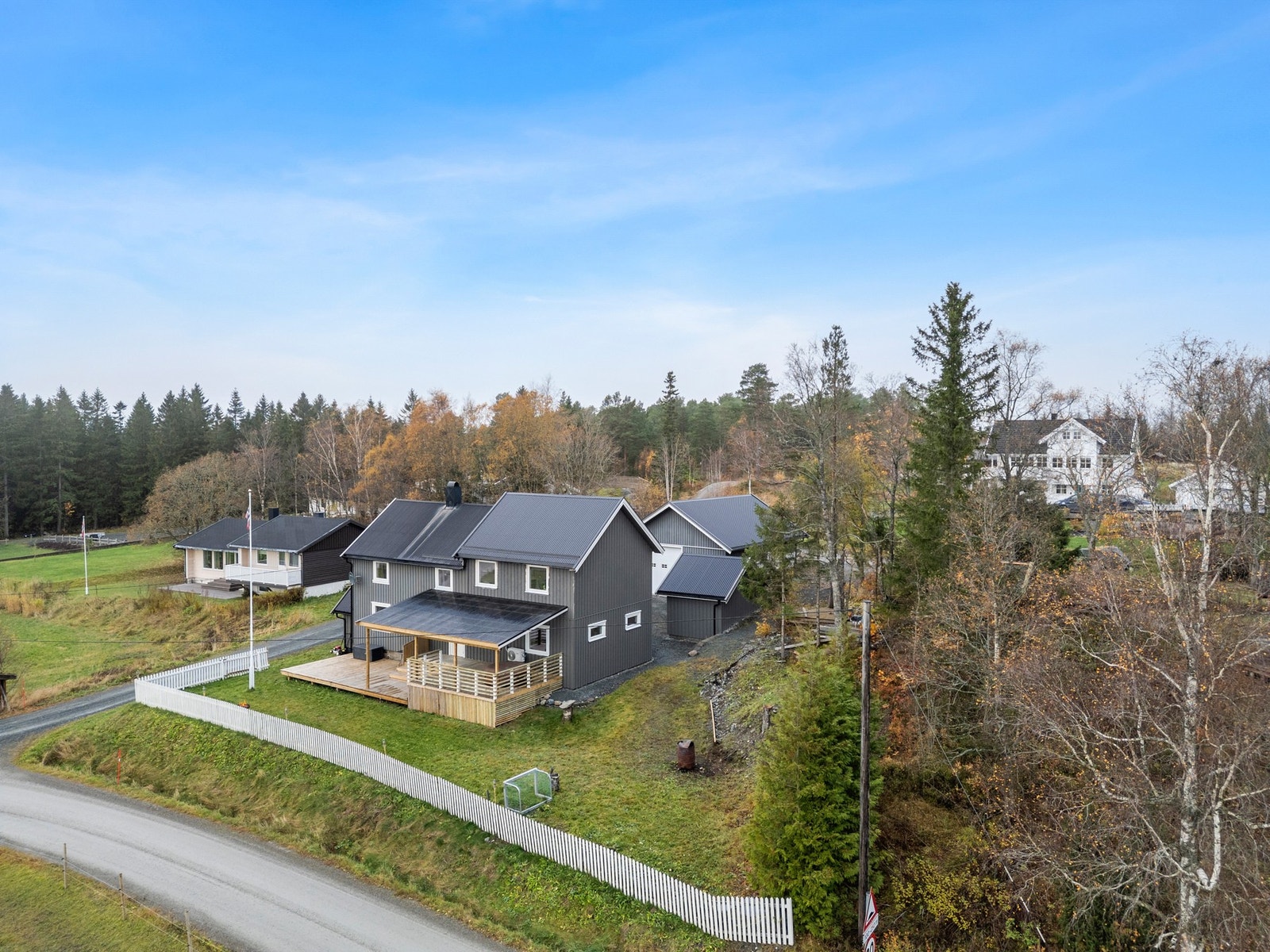 Oversikt over eiendommen fra nedsiden. Galleribilde