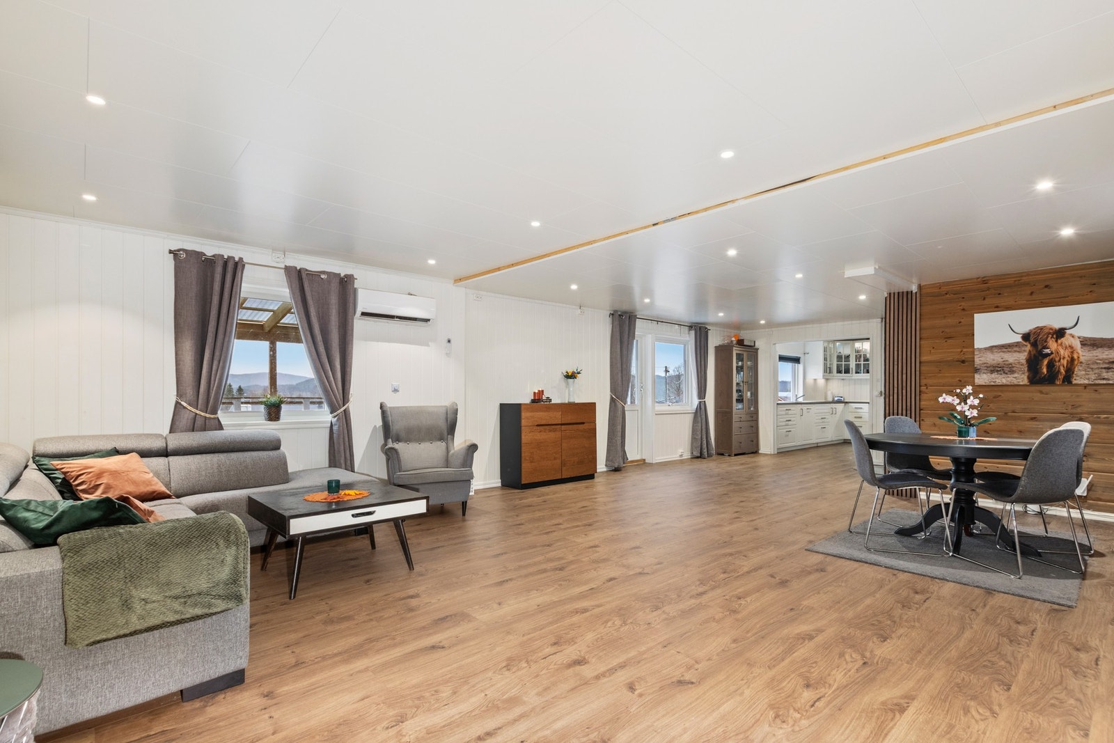 Åpen løsning til kjøkken. Galleribilde