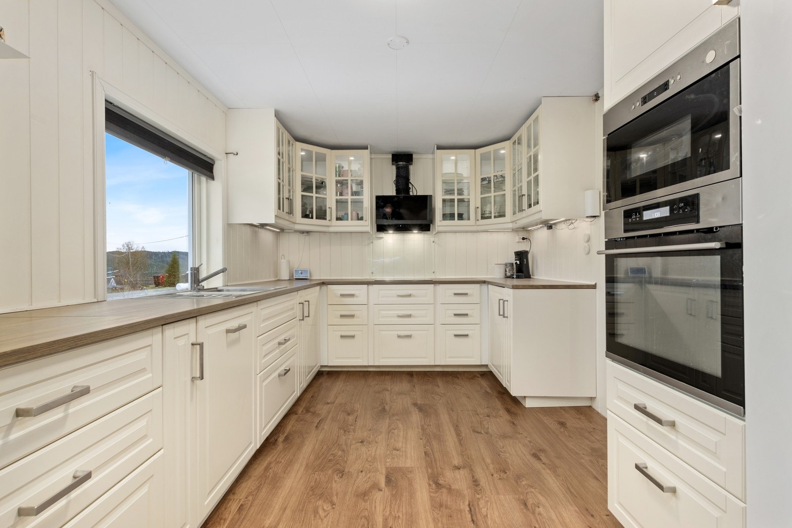 Pent kjøkken som fremstår nesten som nytt. Galleribilde