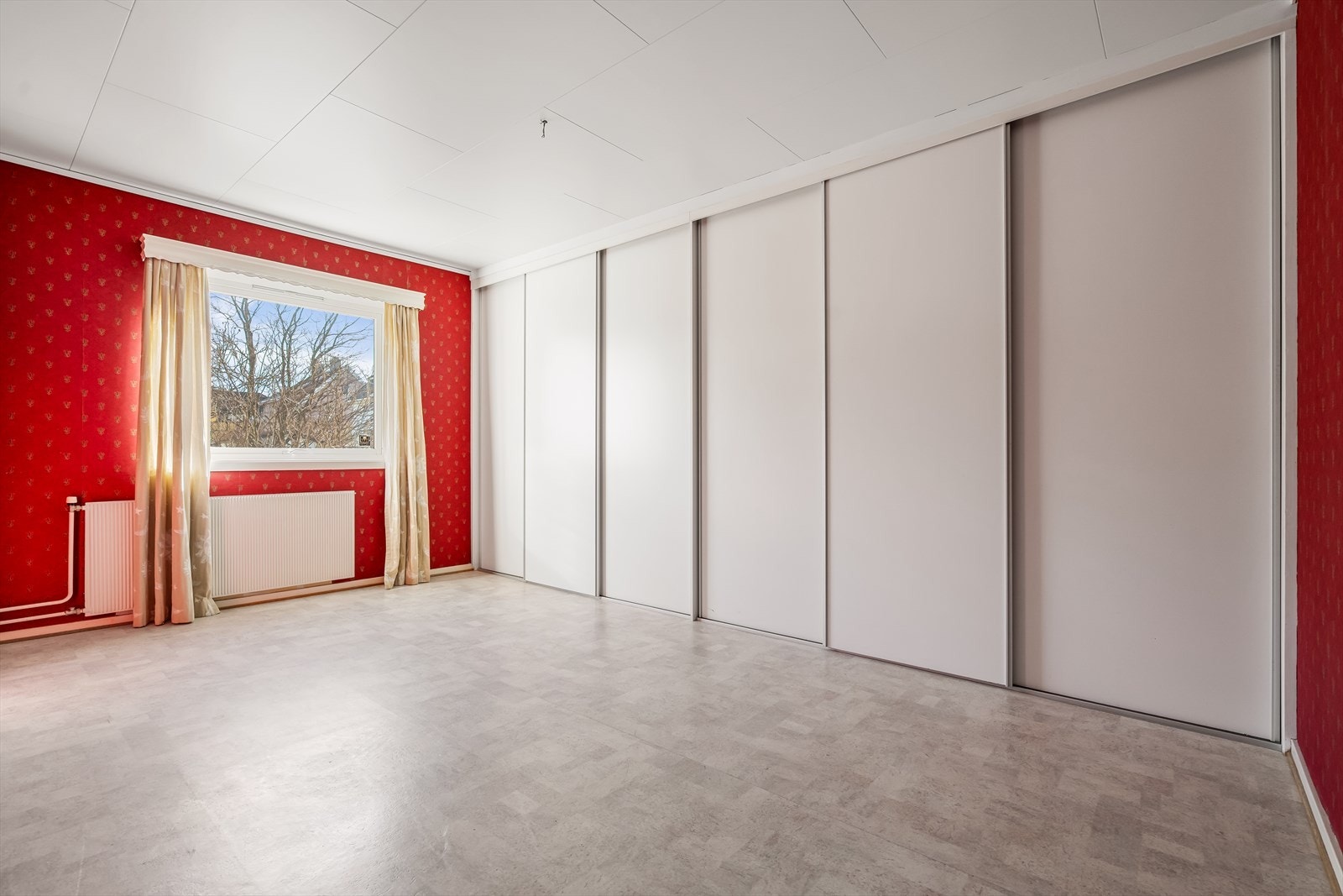 Soverom I - Hovedsoverommet er svært romslig og utstyrt med en stor skyvedørsgarderobe Galleribilde
