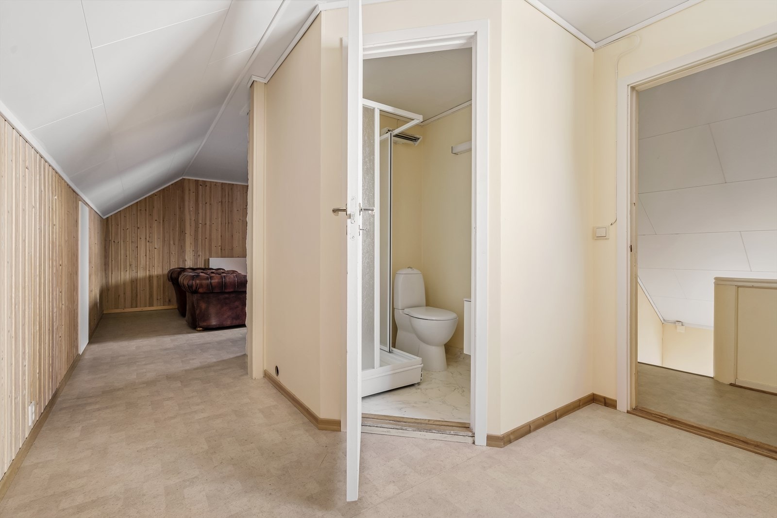 Loftet er innredet med bl.a. bad og soverom/loftstue (opprinnelig rom og tørkerom på loft, og endring til bad/soverom er ikke godkjent) Galleribilde
