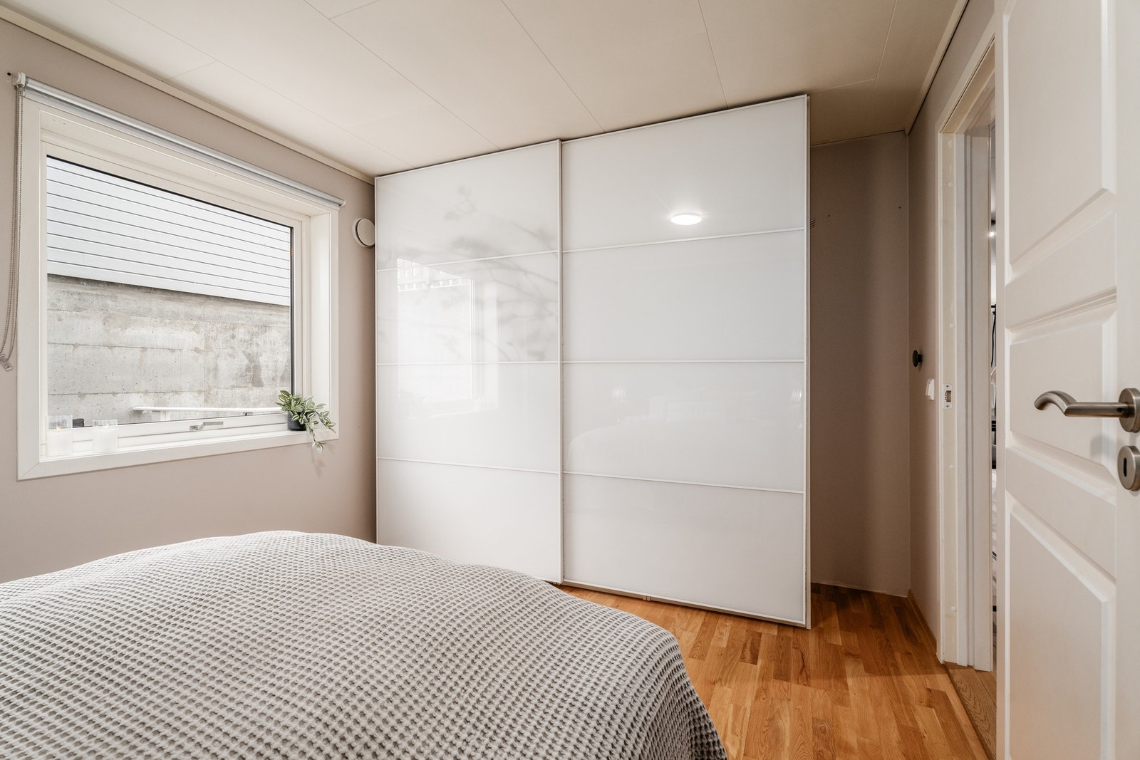 Her er det plass til stor seng i tillegg til stor skyvedørgarderobe. Galleribilde