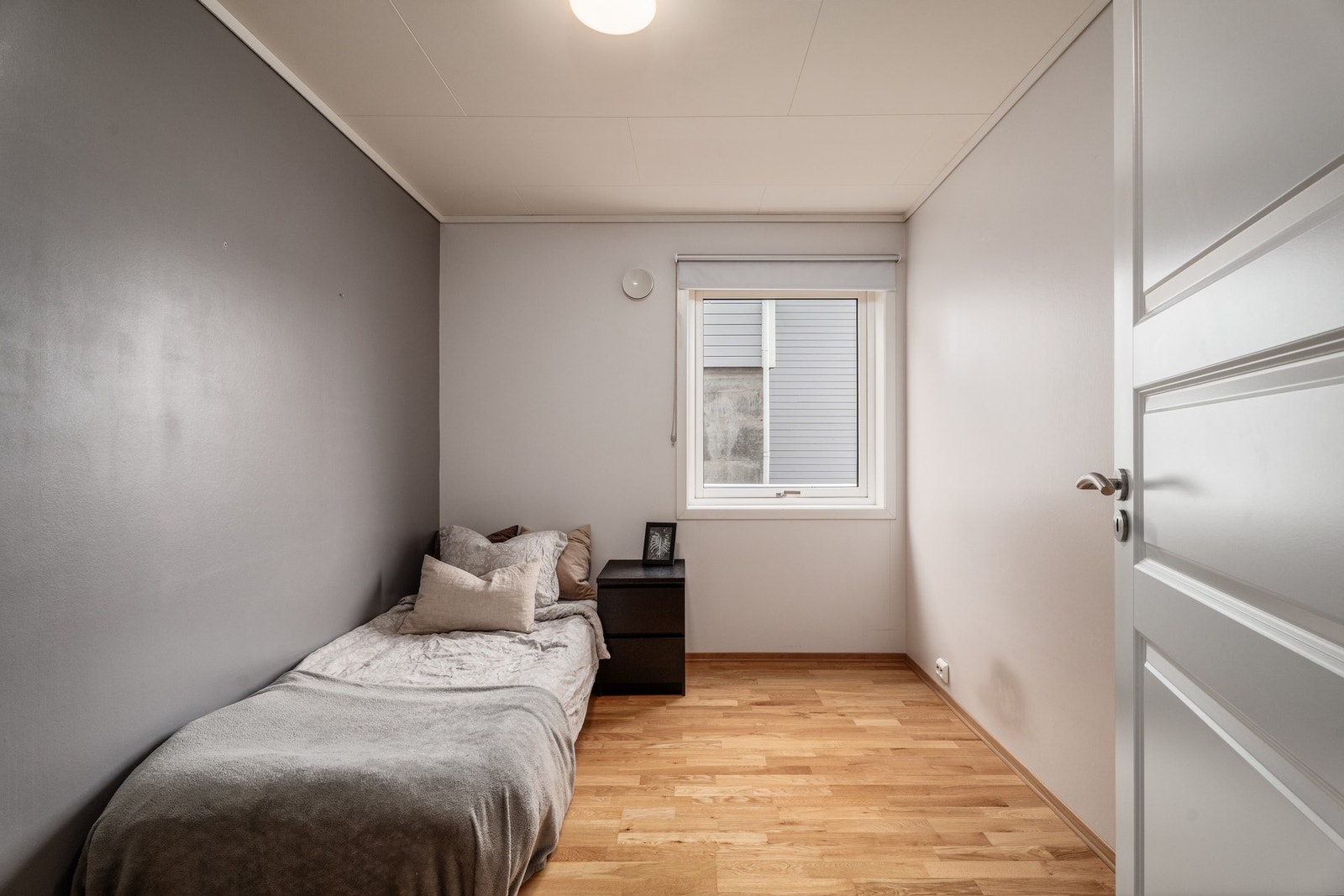 Boligen har til sammen to soverom. Dette soverommet passer perfekt for den yngste, eller som hjemmekontor. Galleribilde