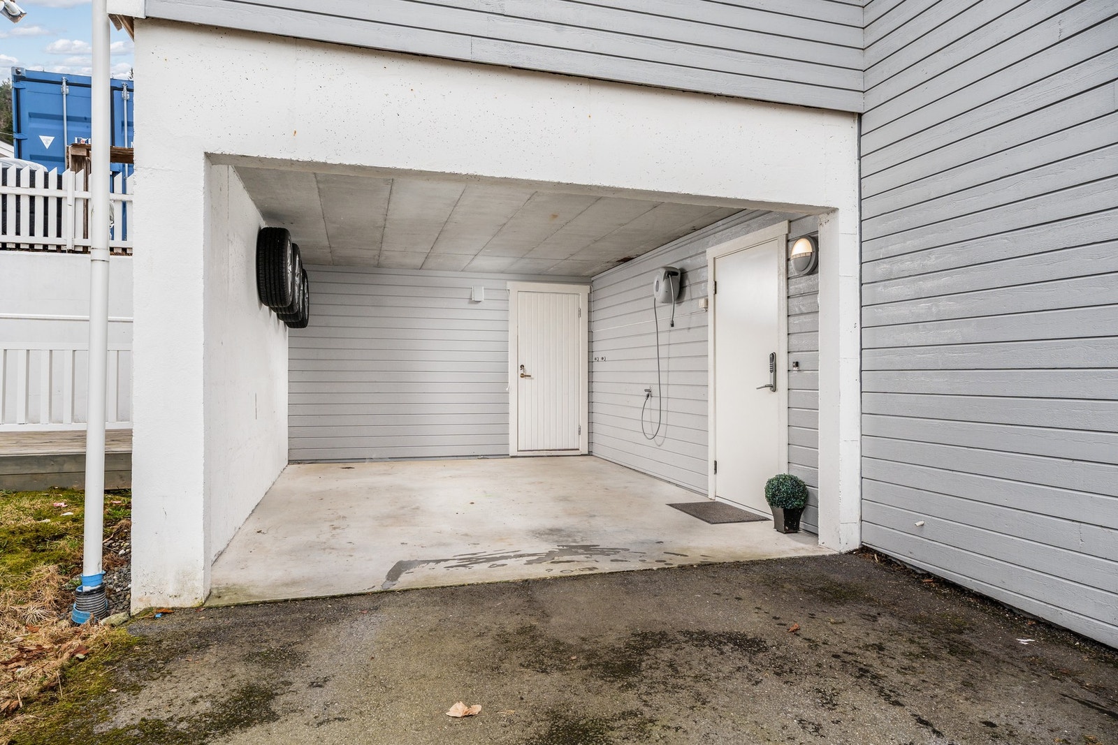 Eiendommen byr på gode parkeringsmuligheter i carport samt oppstillingsplass. Galleribilde