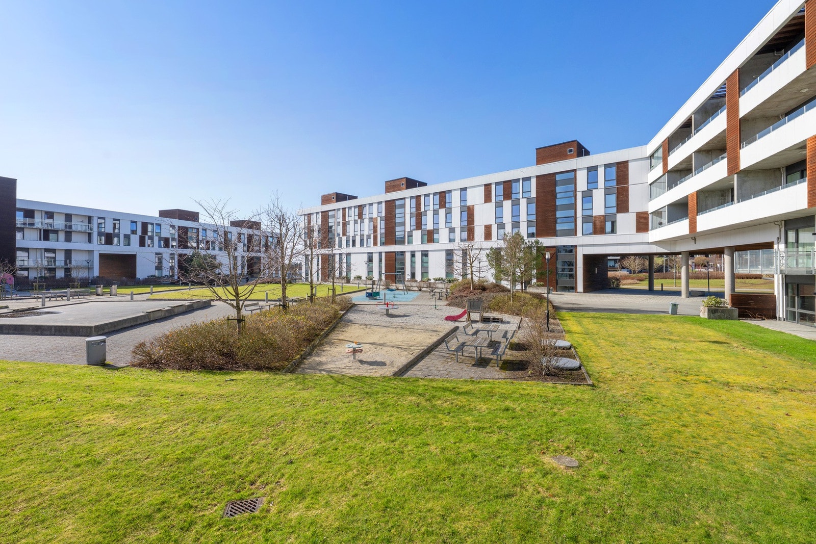 Det er parkering i lukket anlegg med elbil-lader Galleribilde