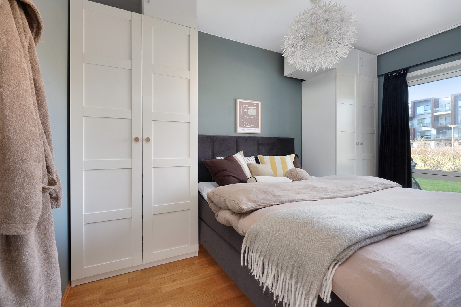 Romslig soverom med garderobeskap Galleribilde
