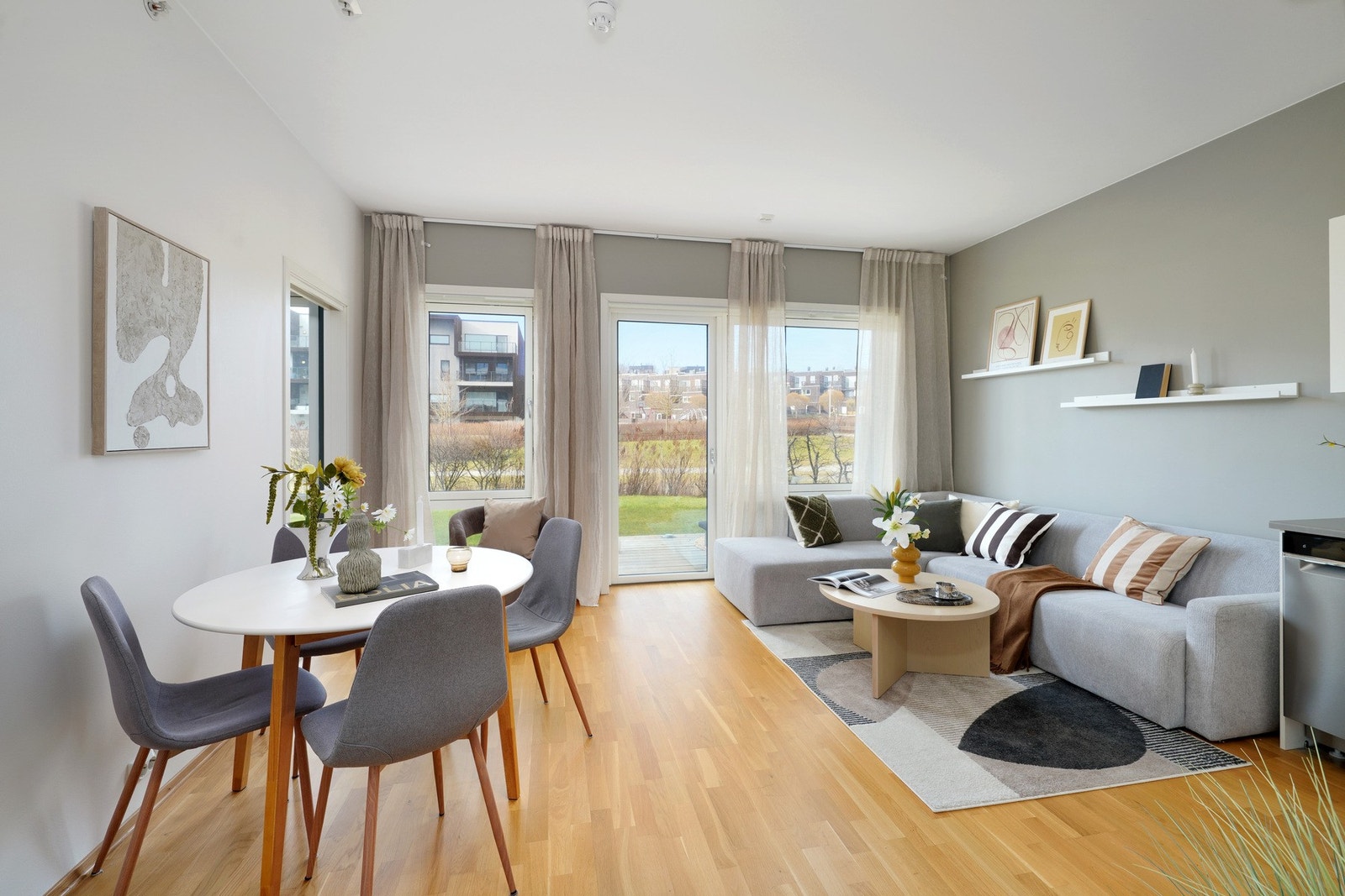 Leiligheten fremstår som lys og moderne, med en gjennomgående god standard. Galleribilde