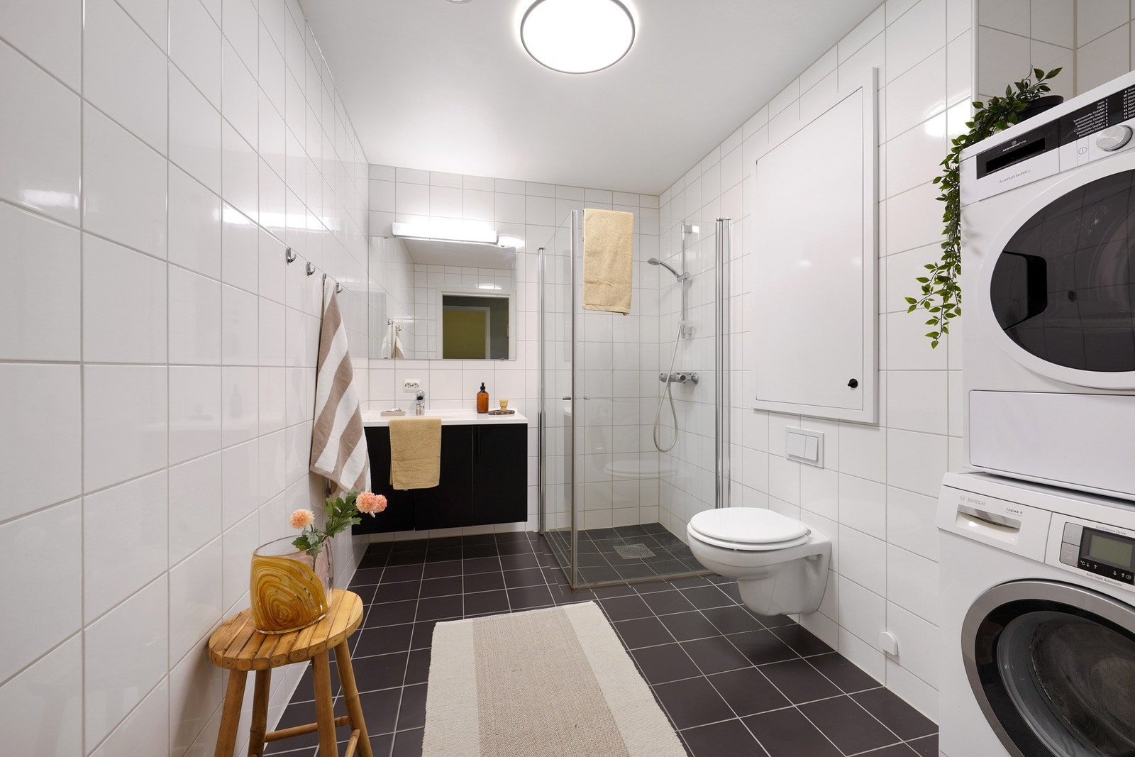 Pent, helfliset bad med gulvvarme og opplegg for vaskemaskin. Galleribilde