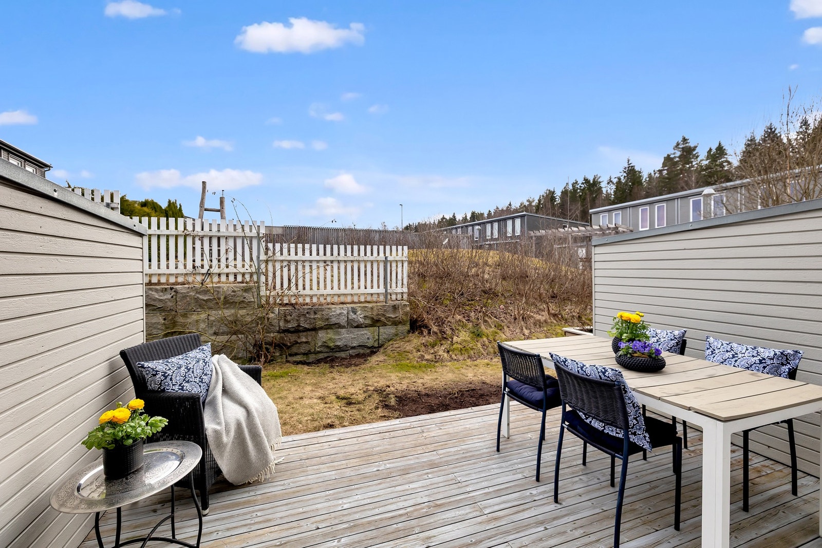 Uteplassene byr på nydelige solforhold. Terrassen er utstyrt med markise. Galleribilde